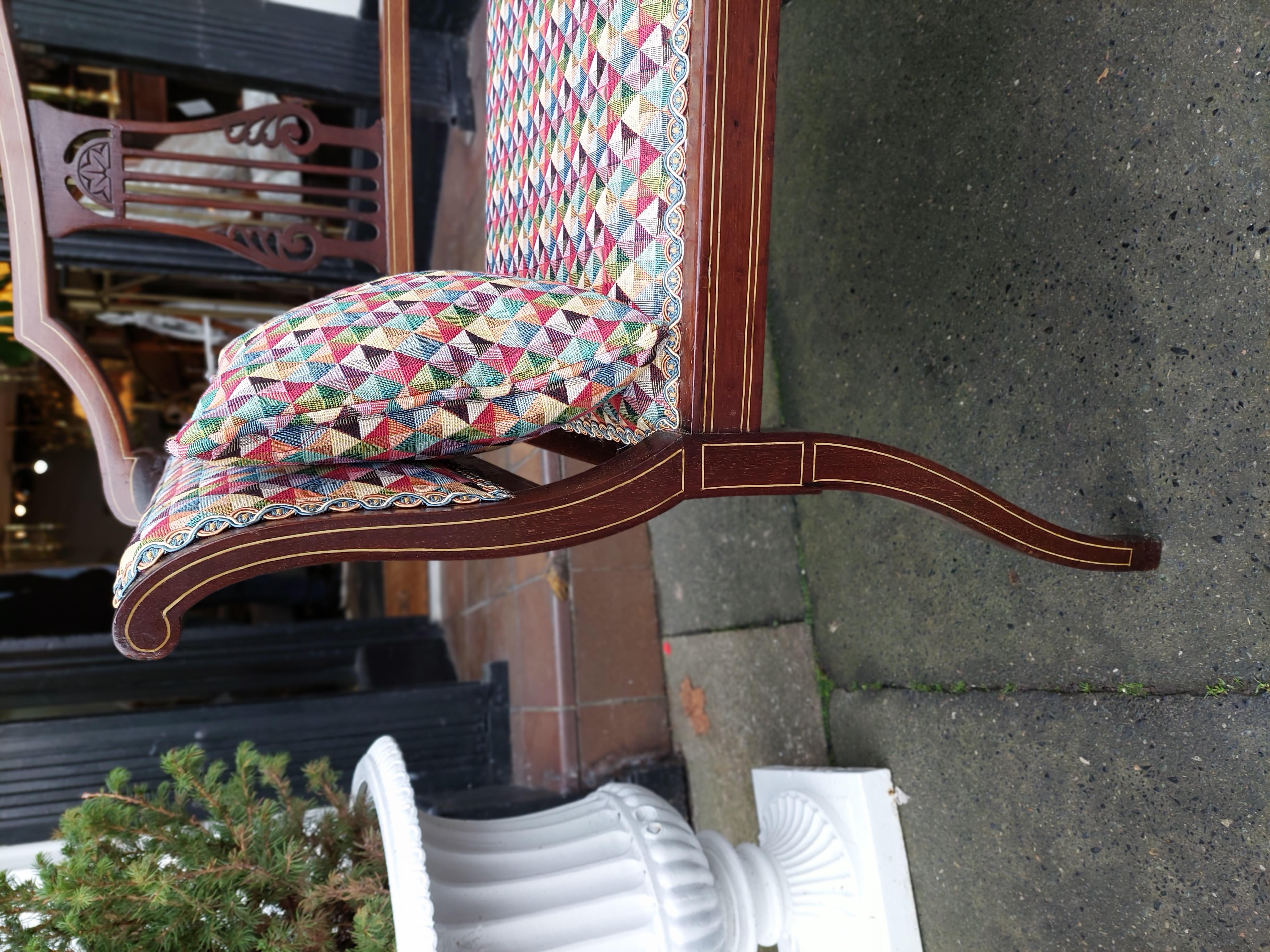 Tissu Canapé deux places en acajou marqueté de style édouardien en vente