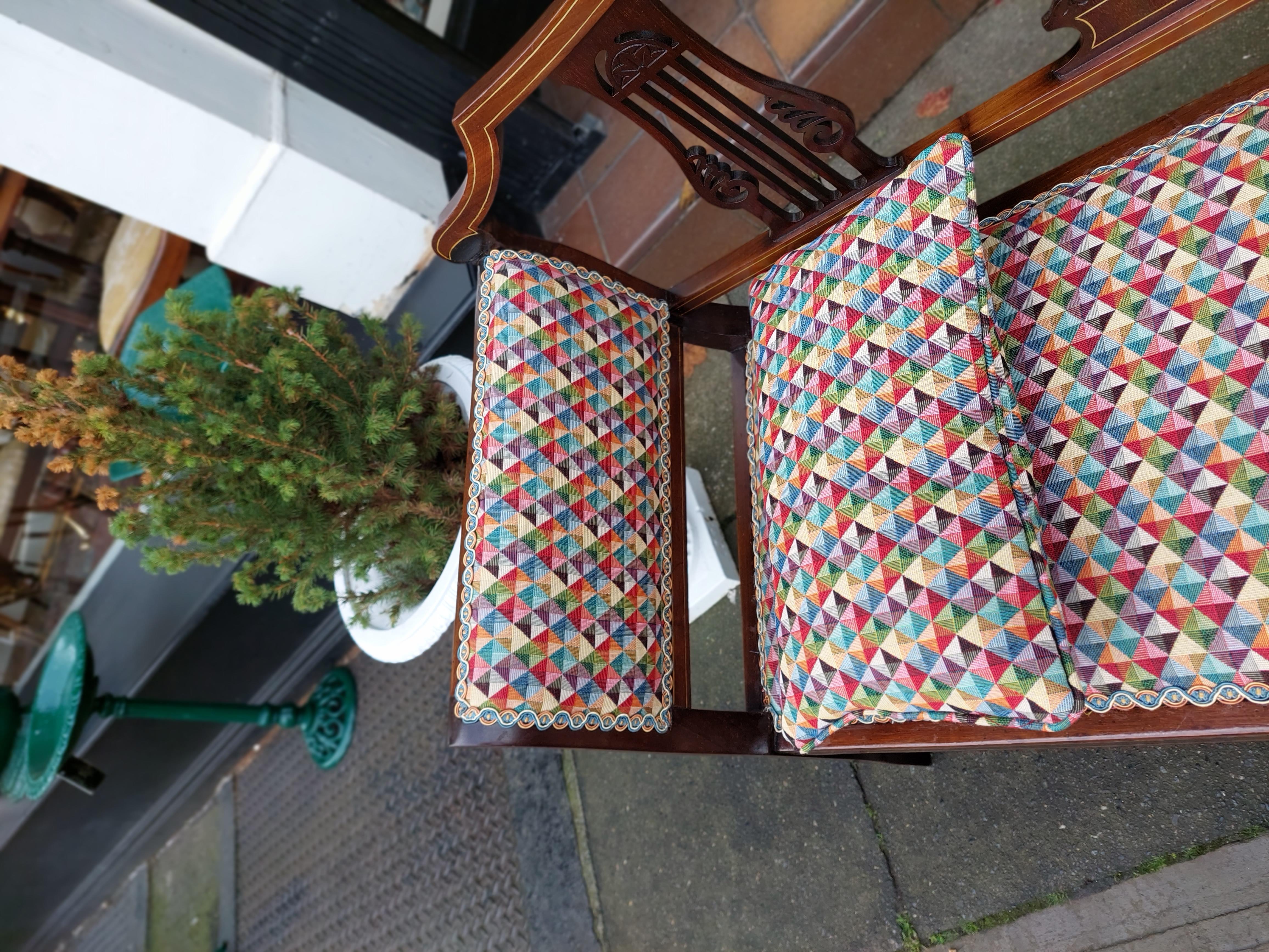 Canapé deux places en acajou marqueté de style édouardien en vente 1