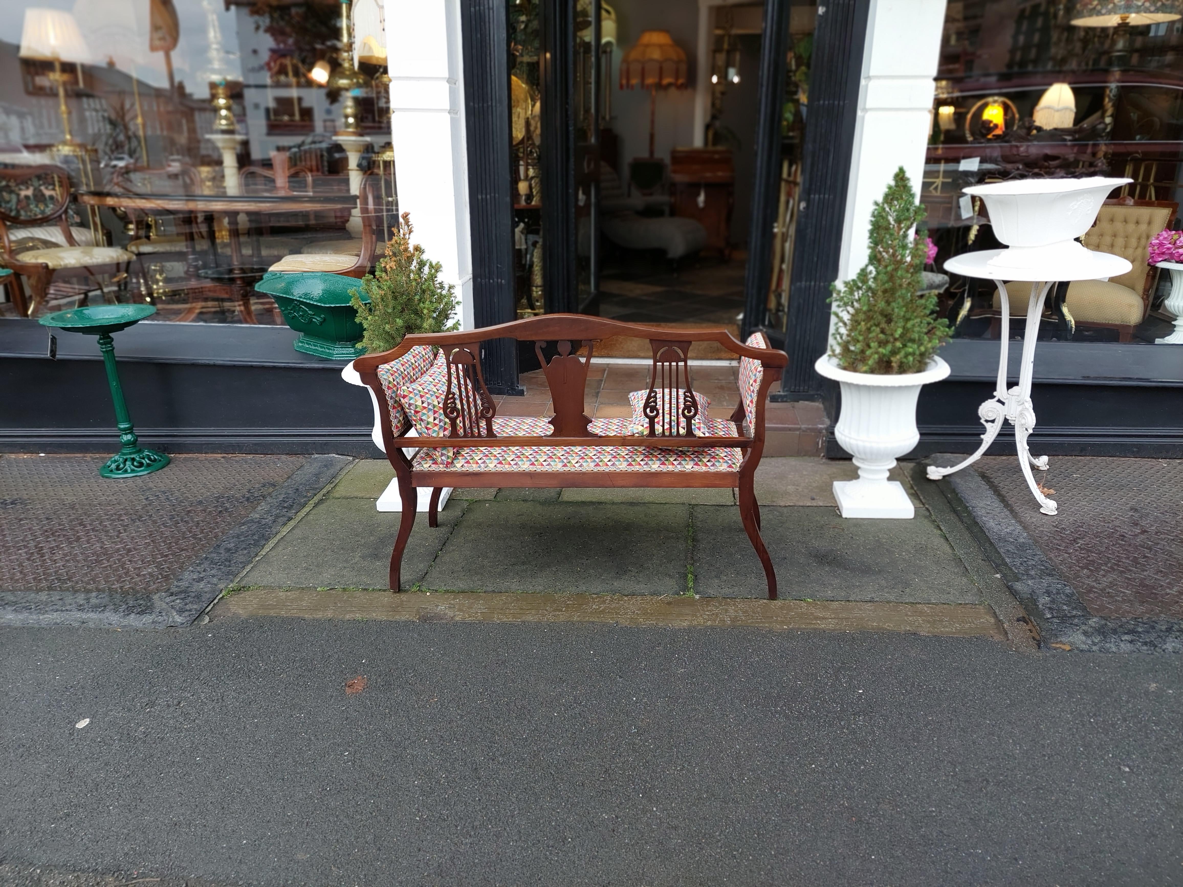 Canapé deux places en acajou marqueté de style édouardien en vente 2