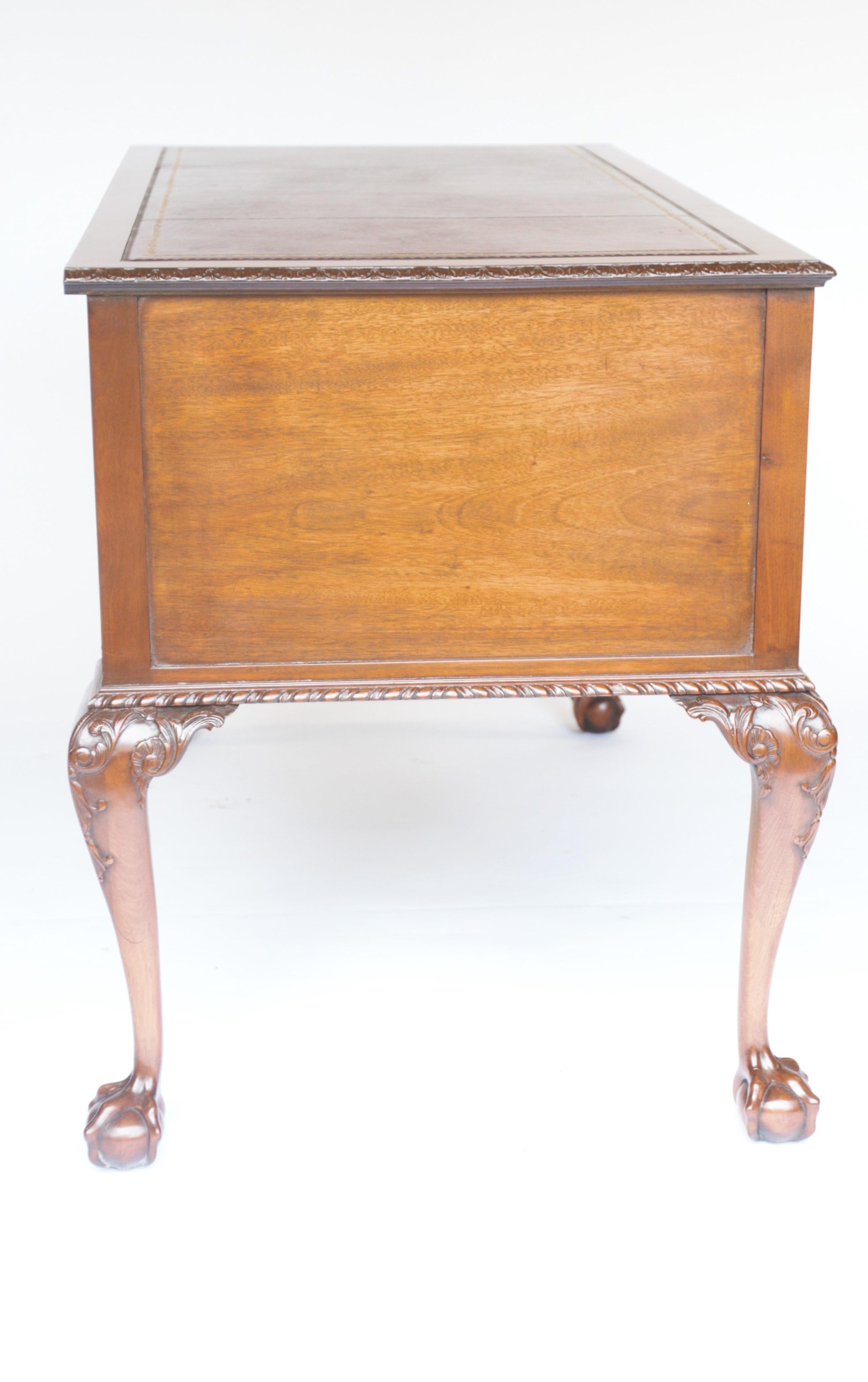 Edwardian Mahogany Kneehole Writing Table In Good Condition For Sale In Dereham, GB