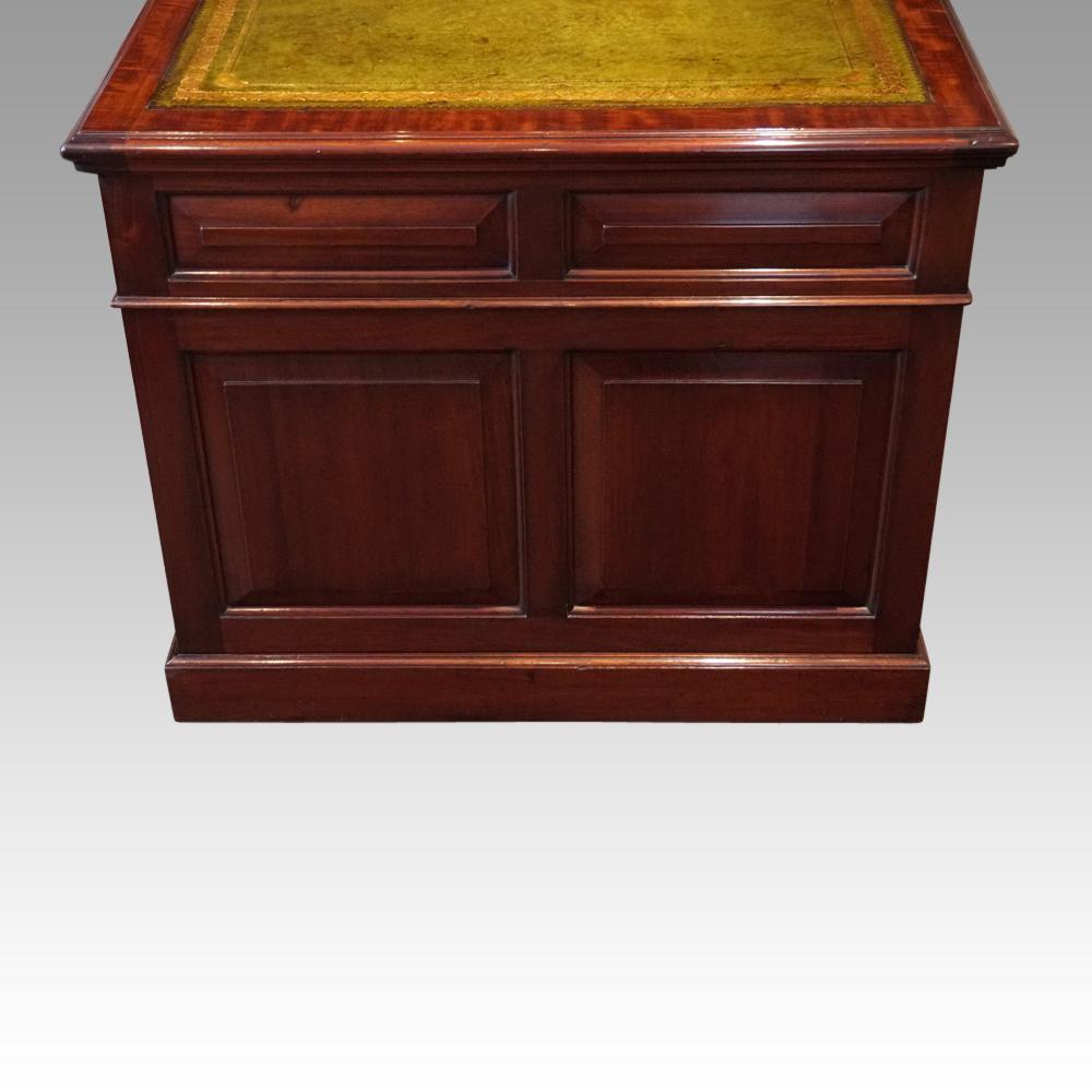 Edwardian Mahogany Large Pedestal Desk Maple & Co., circa 1900  For Sale 7