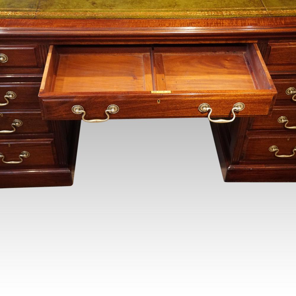 Edwardian Mahogany Large Pedestal Desk Maple & Co., circa 1900  In Good Condition For Sale In Salisbury, Wiltshire