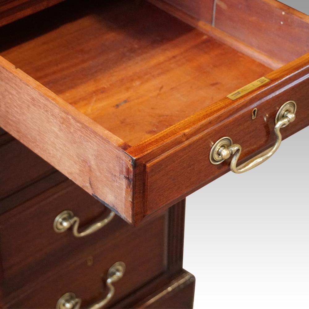 Early 20th Century Edwardian Mahogany Large Pedestal Desk Maple & Co., circa 1900  For Sale