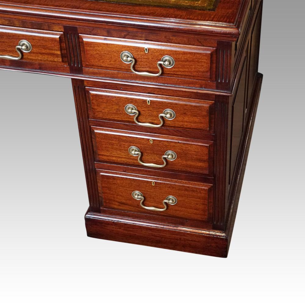 Edwardian Mahogany Large Pedestal Desk Maple & Co., circa 1900  For Sale 1