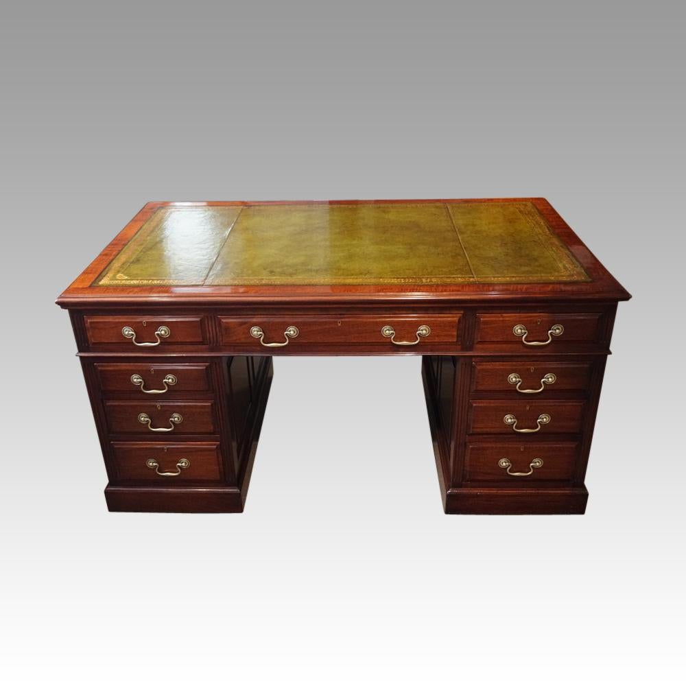Edwardian Mahogany Large Pedestal Desk Maple & Co., circa 1900  For Sale 3