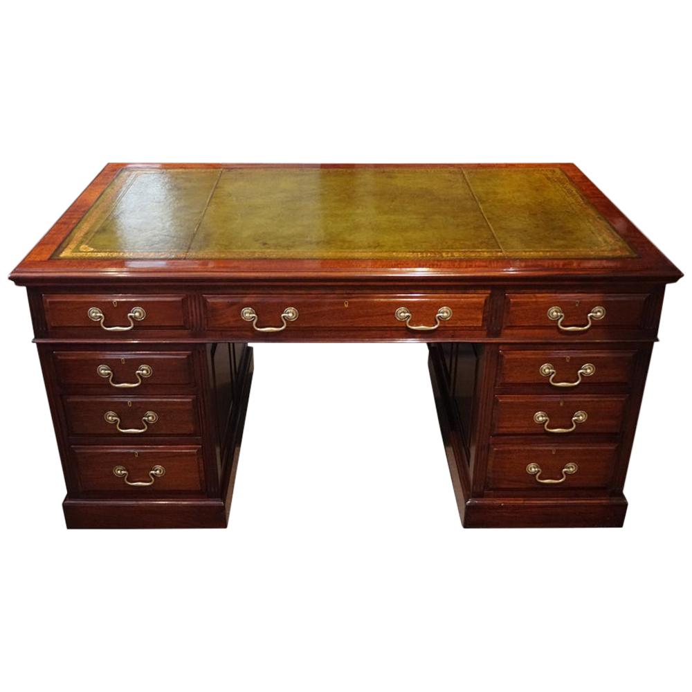 Edwardian Mahogany Large Pedestal Desk Maple & Co., circa 1900  For Sale