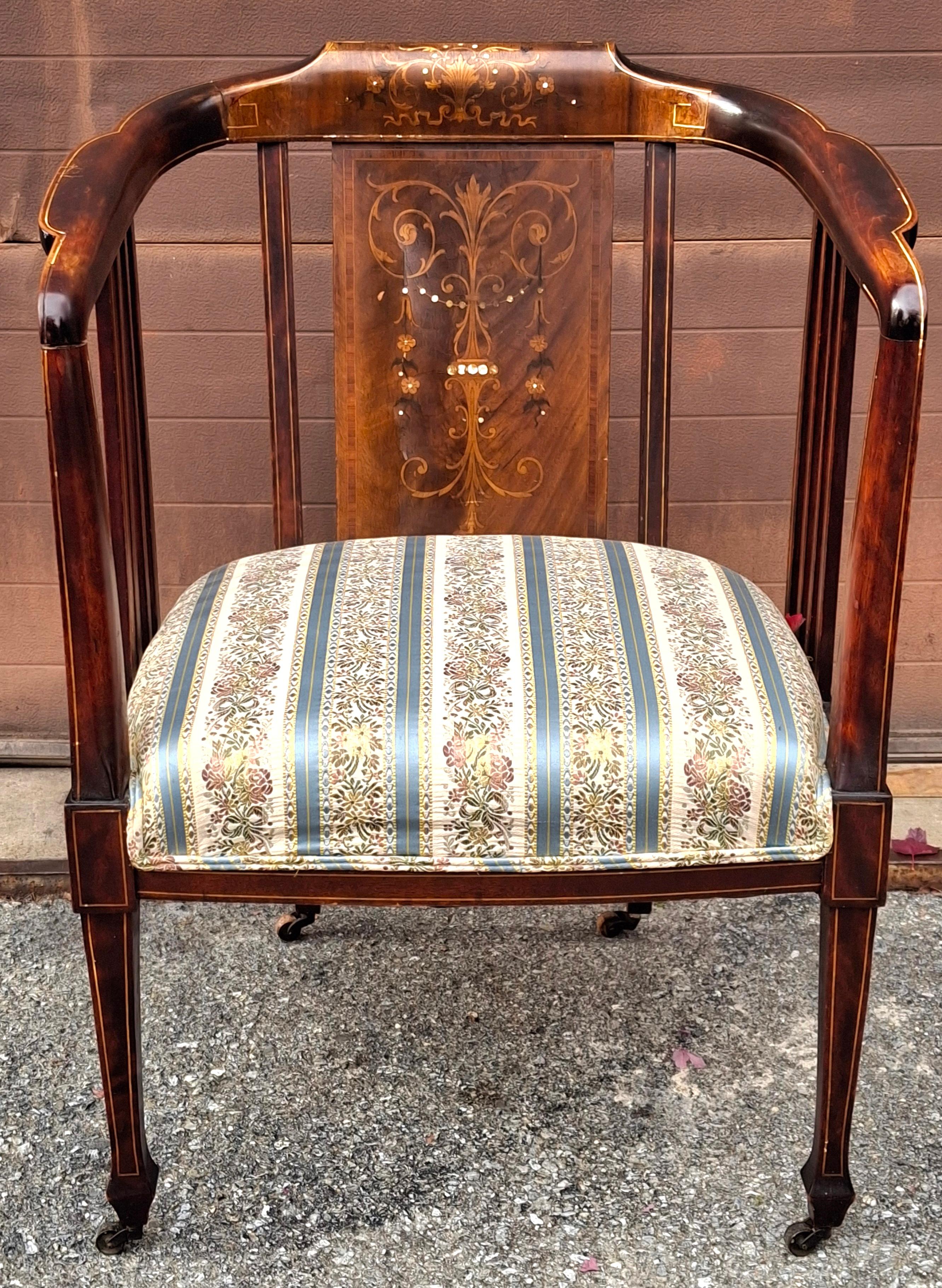 Edoardiano Poltrona edoardiana in mogano con intarsi in madreperla e intarsio, CIRCA 1910 in vendita