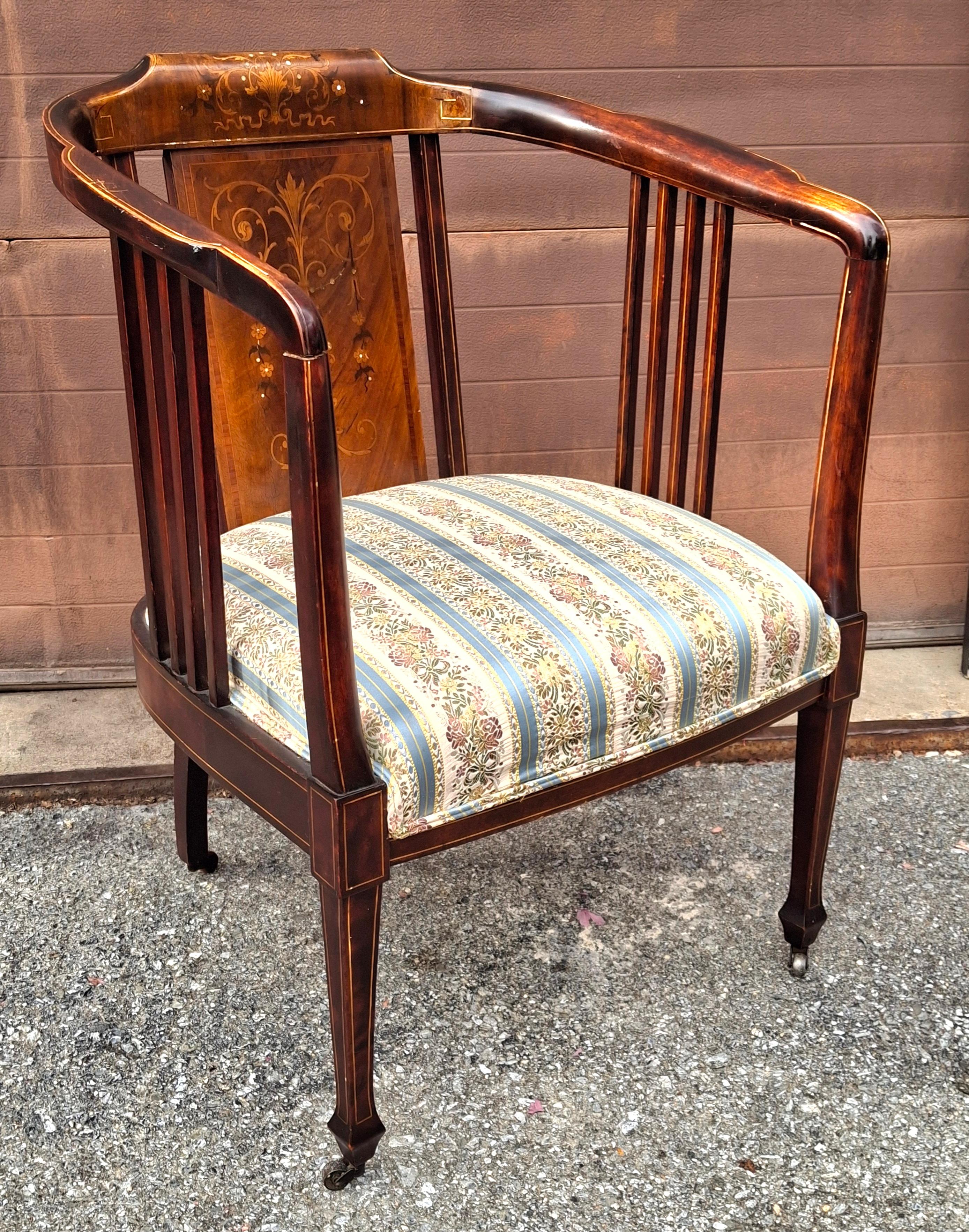 Intarsio Poltrona edoardiana in mogano con intarsi in madreperla e intarsio, CIRCA 1910 in vendita