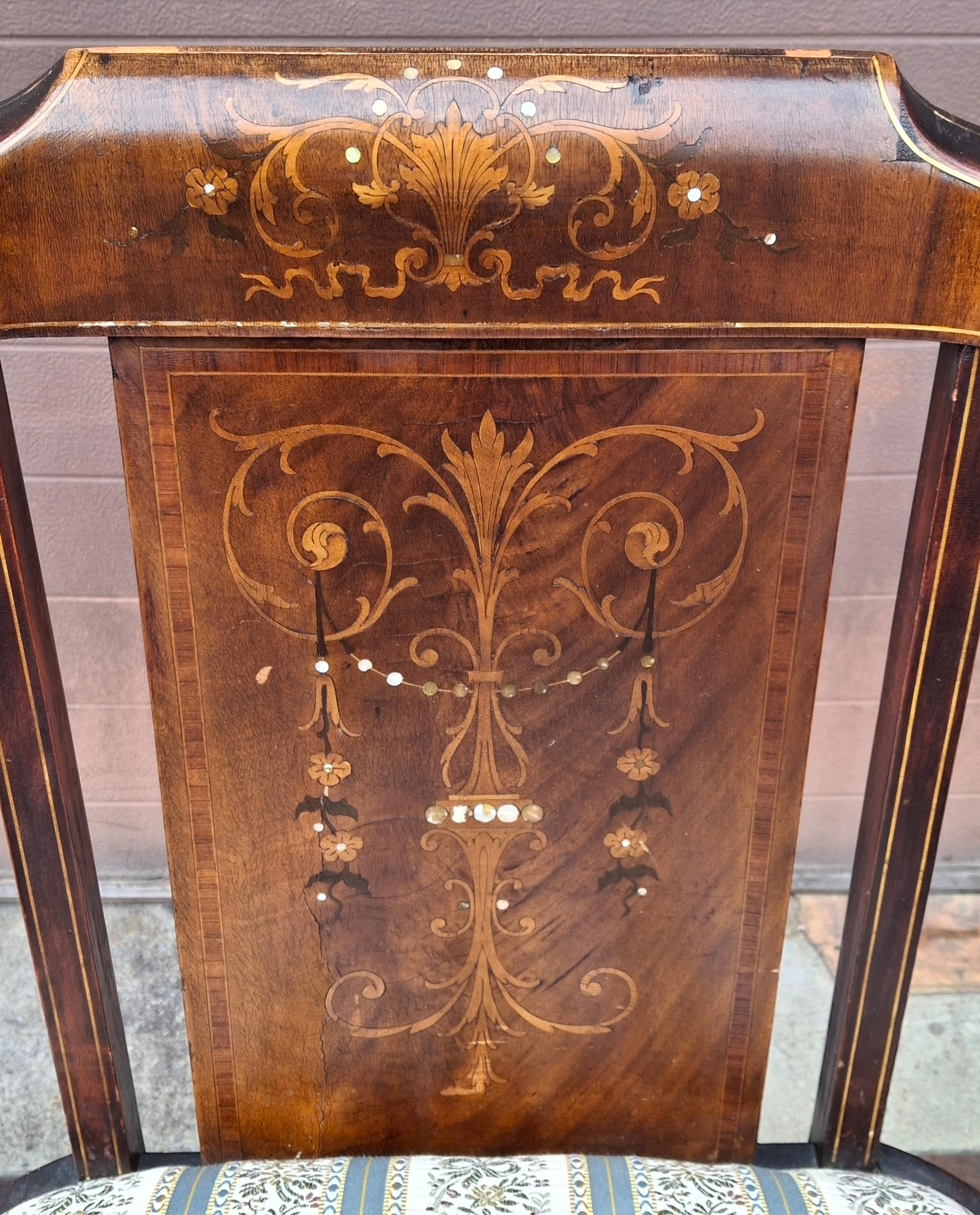 Poltrona edoardiana in mogano con intarsi in madreperla e intarsio, CIRCA 1910 In condizioni buone in vendita a Germantown, MD