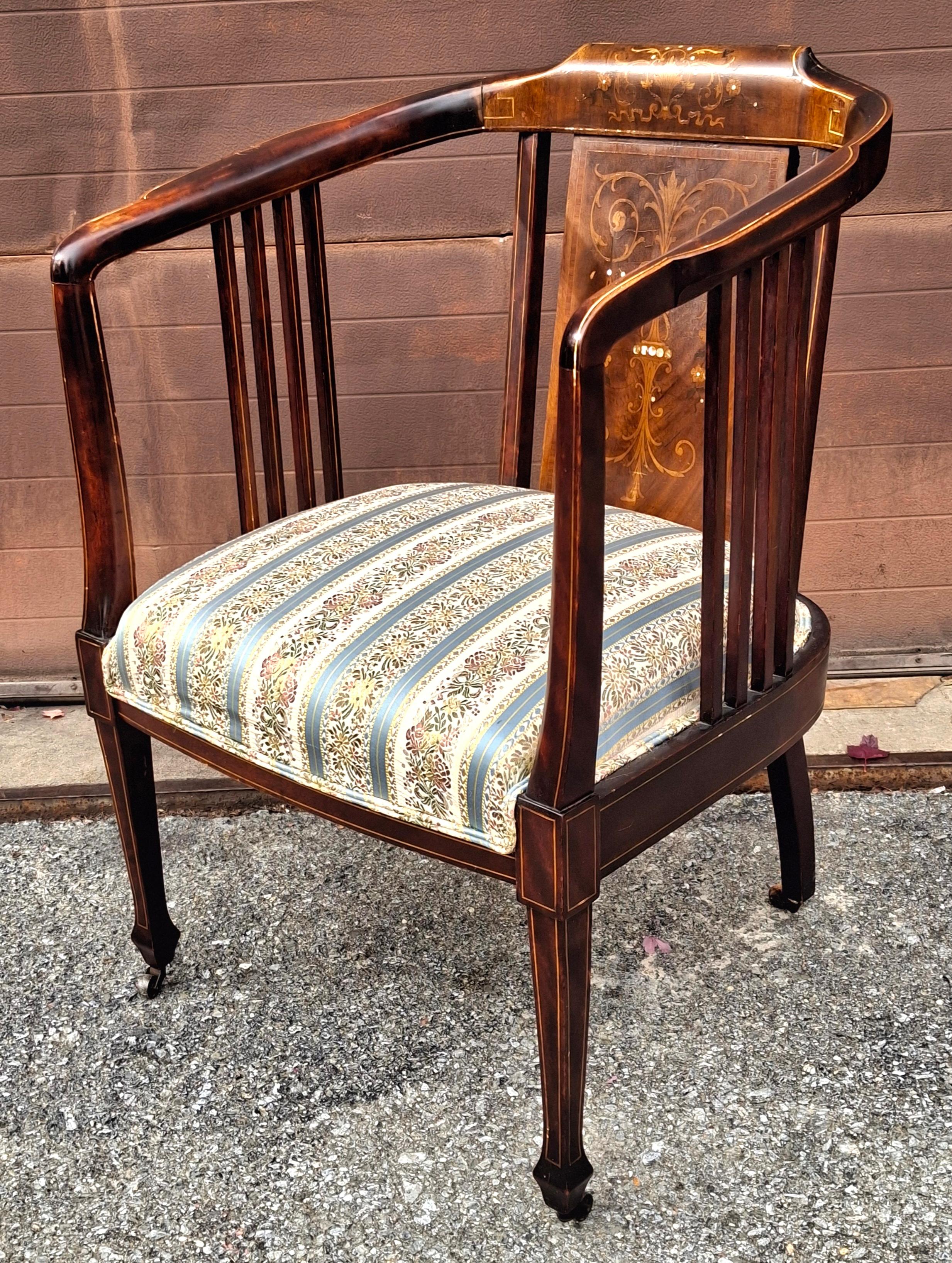 XX secolo Poltrona edoardiana in mogano con intarsi in madreperla e intarsio, CIRCA 1910 in vendita