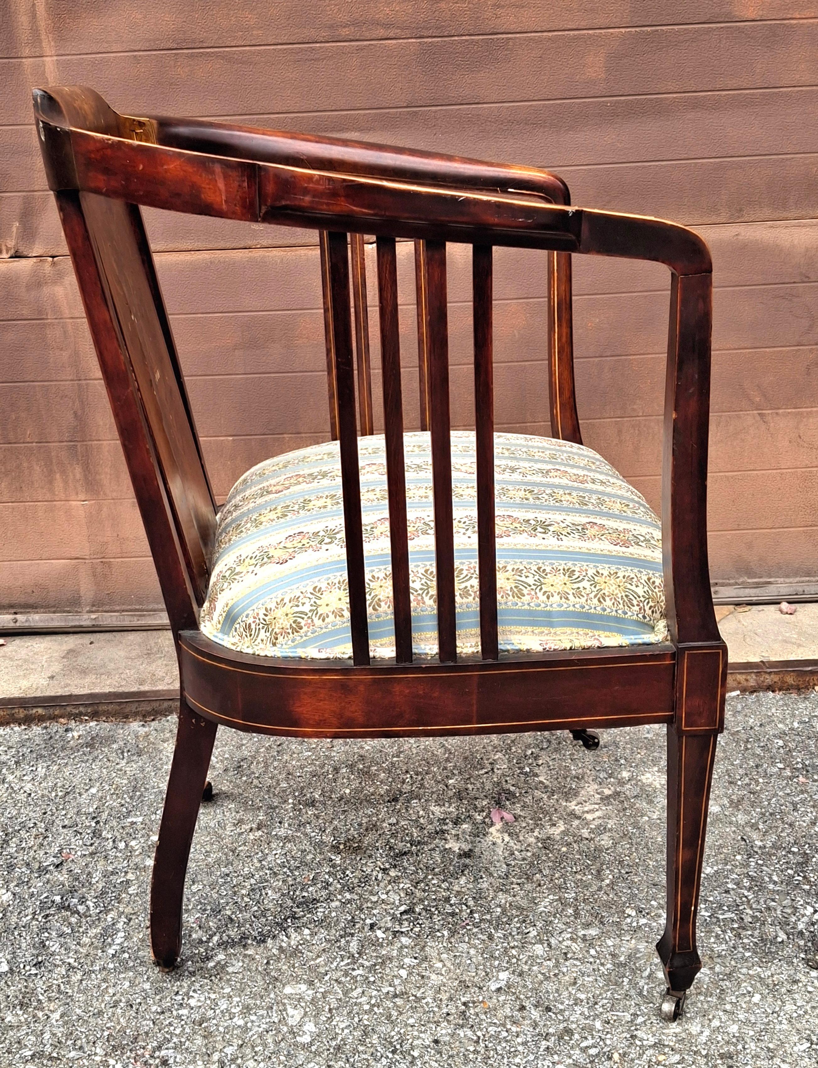 Madreperla Poltrona edoardiana in mogano con intarsi in madreperla e intarsio, CIRCA 1910 in vendita