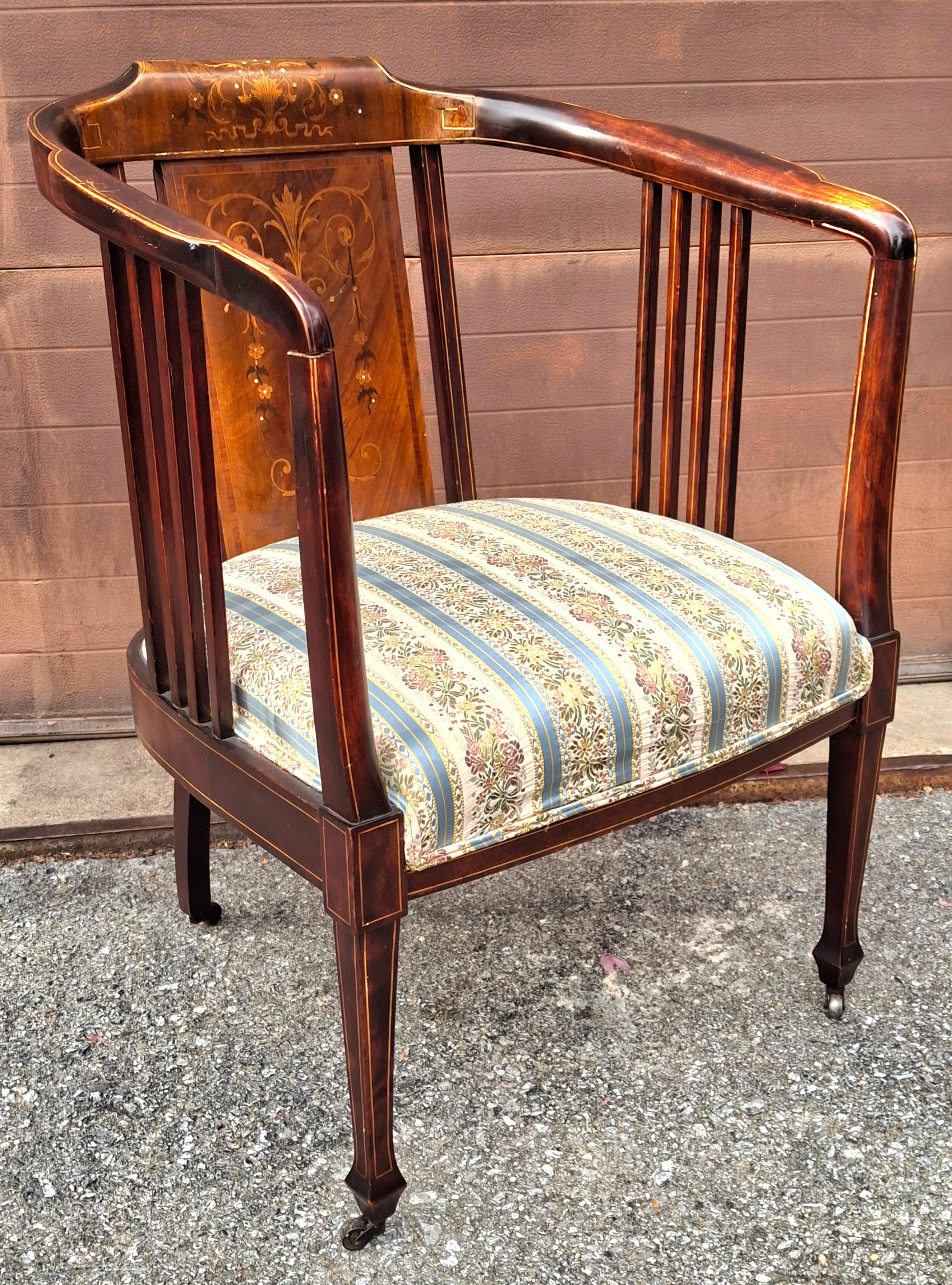 Poltrona edoardiana in mogano con intarsi in madreperla e intarsio, CIRCA 1910 in vendita 1