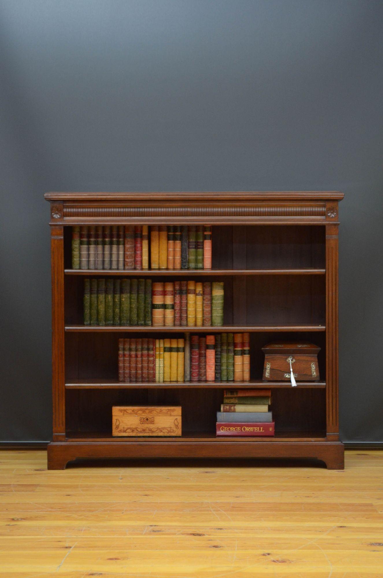 Sn5505 Late Victorian / Edwardian open bookcase in mahogany, having figured top with moulded edge and reeded concave frieze above three height adjustable shelves, flanked by reeded pilaster and carved rosettes, all standing on shaped plinth base.