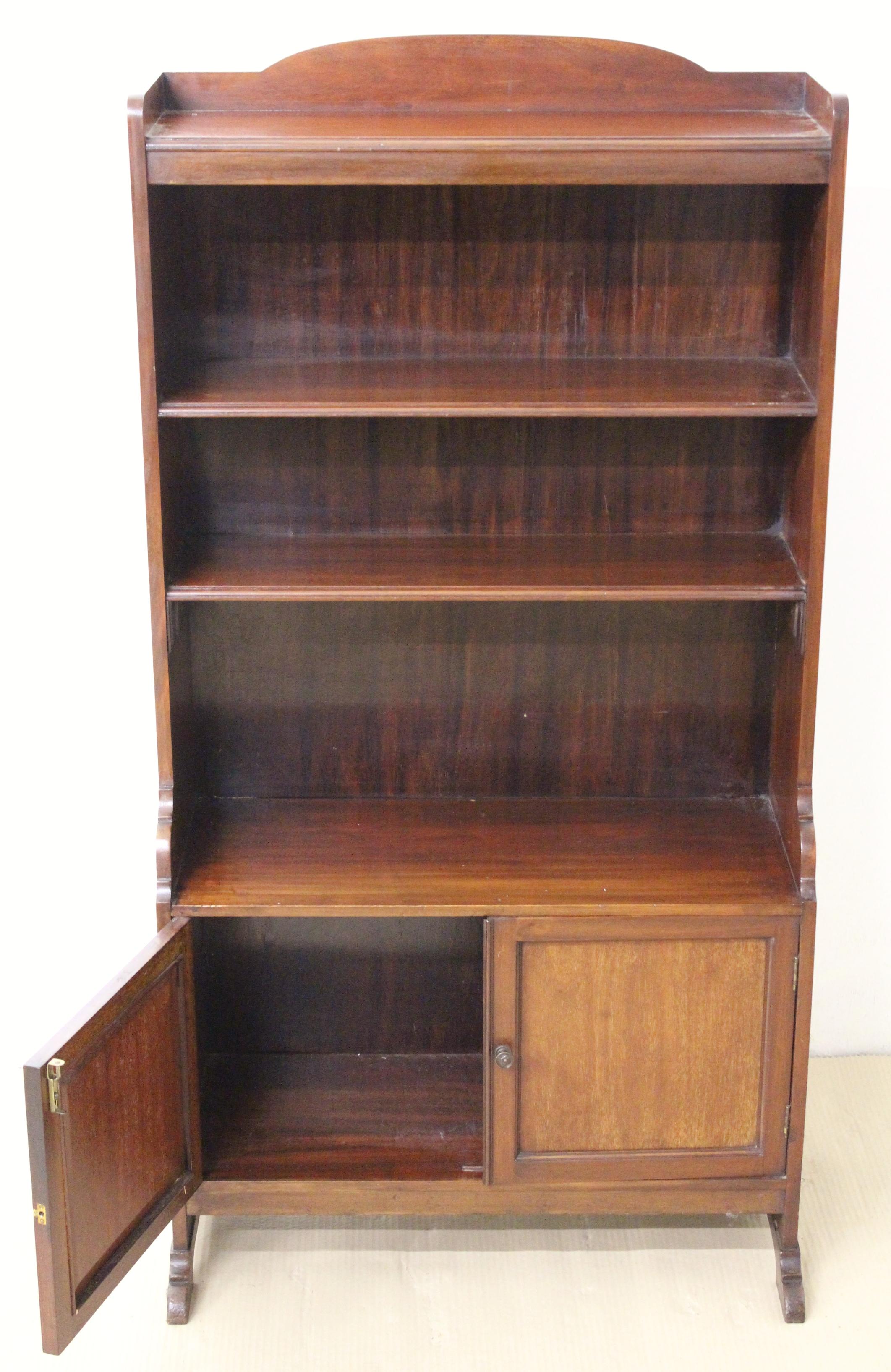 A good open bookcase in solid mahogany, of compact proportions. Well made in the Edwardian period from a very good grade of mahogany timber, now with a warm colour and patina. A series of 3 shelves offer good display space for books , or trinkets.