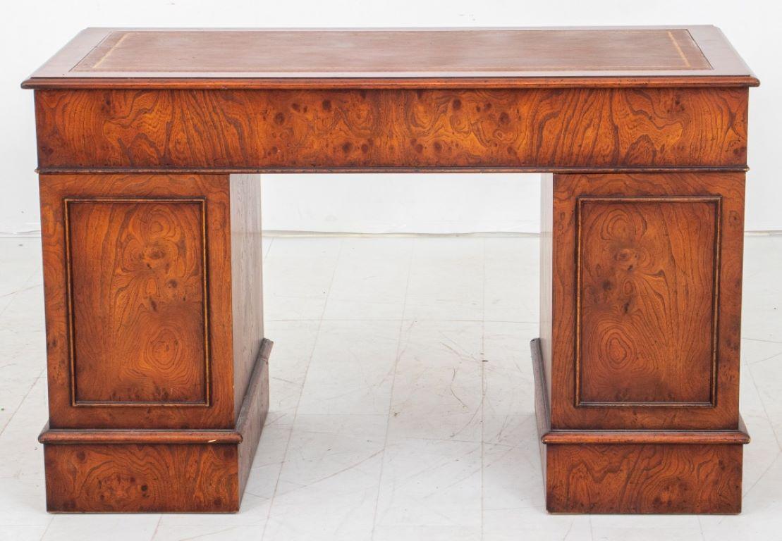 Mahagoni-Schreibtisch aus edwardianischem Holz, rechteckig, mit geprägter Lederplatte und neun Schubladen. 

Händler: S138XX
