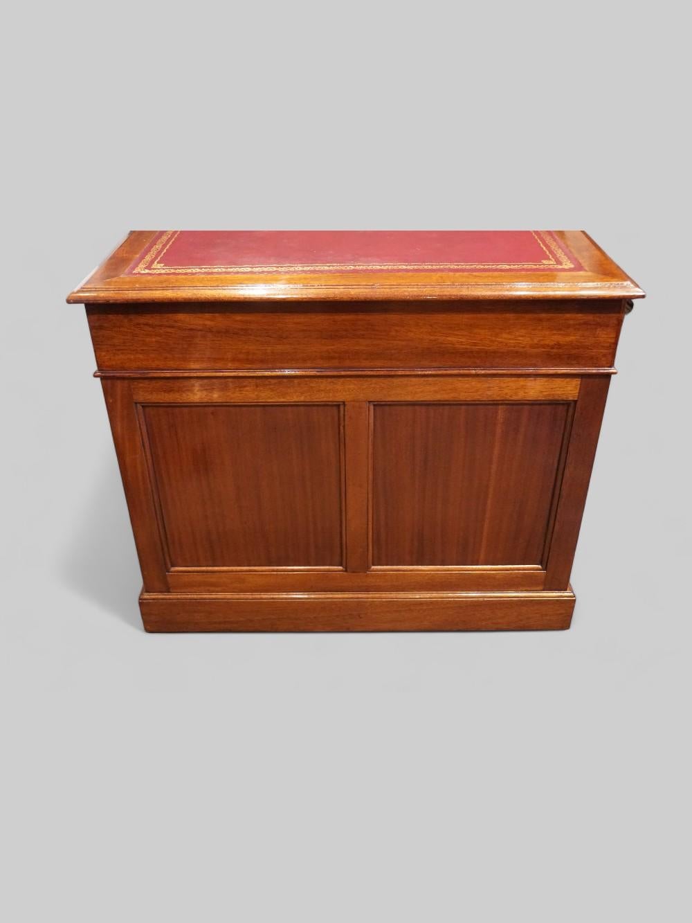 Early 20th Century Edwardian mahogany pedestal desk For Sale