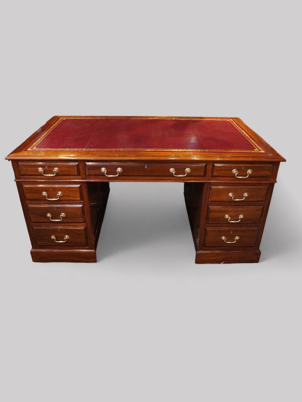 Edwardian mahogany pedestal desk For Sale 1