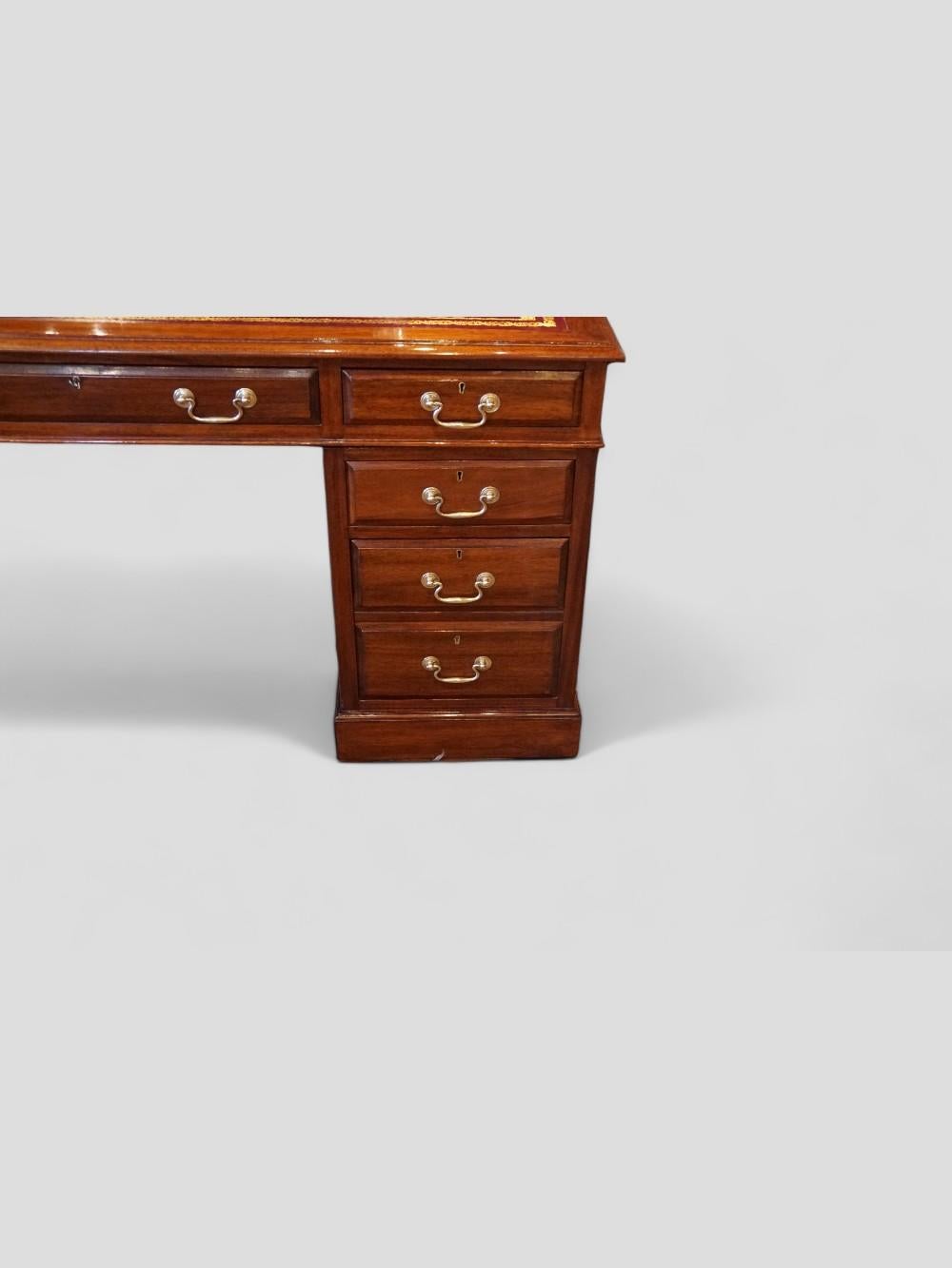 Edwardian mahogany pedestal desk For Sale 2