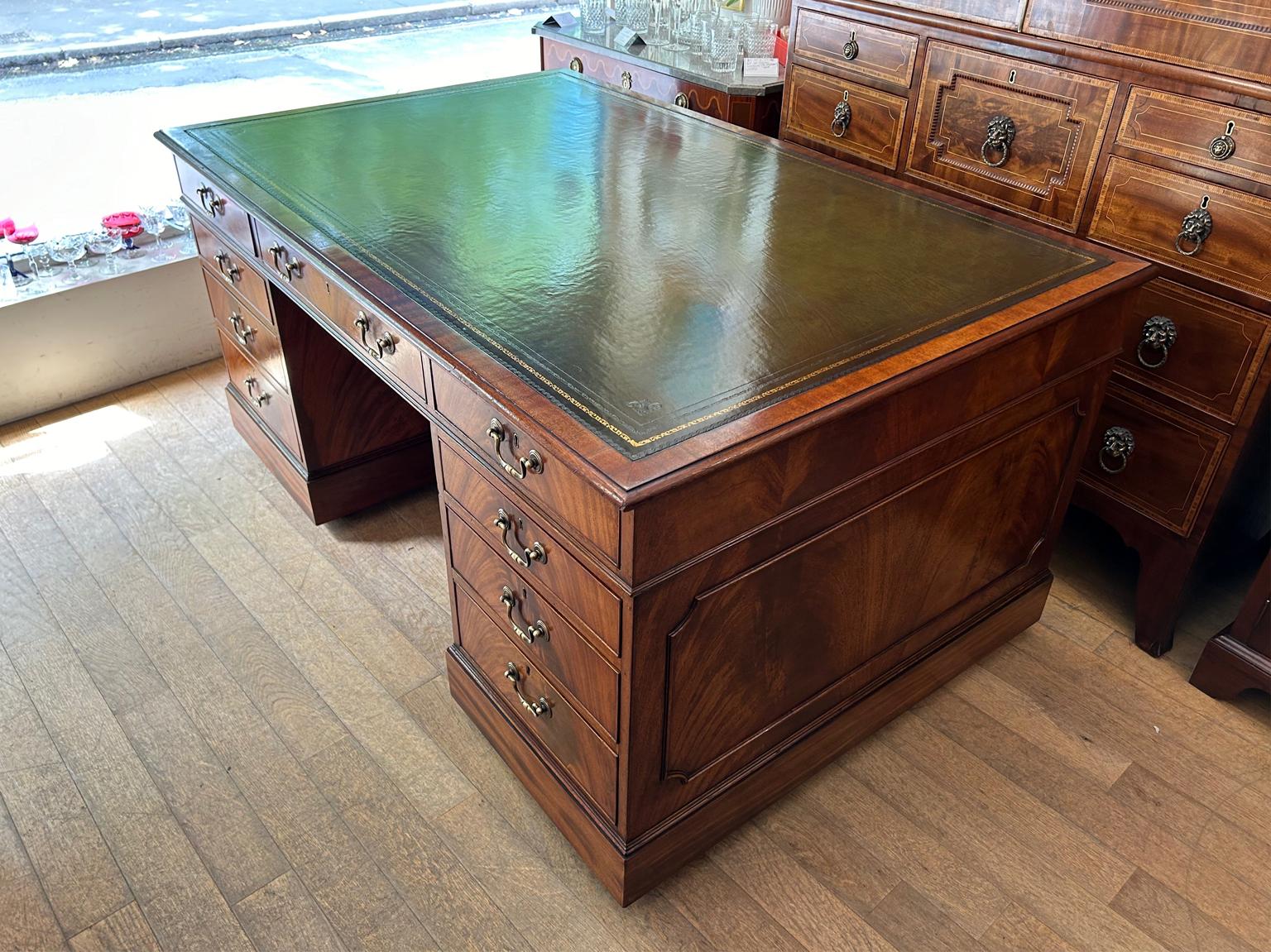 Edwardian Mahogany Pedestal Partners Desk S&H Jewell London Cabinet Makers In Good Condition In Richmond, Surrey