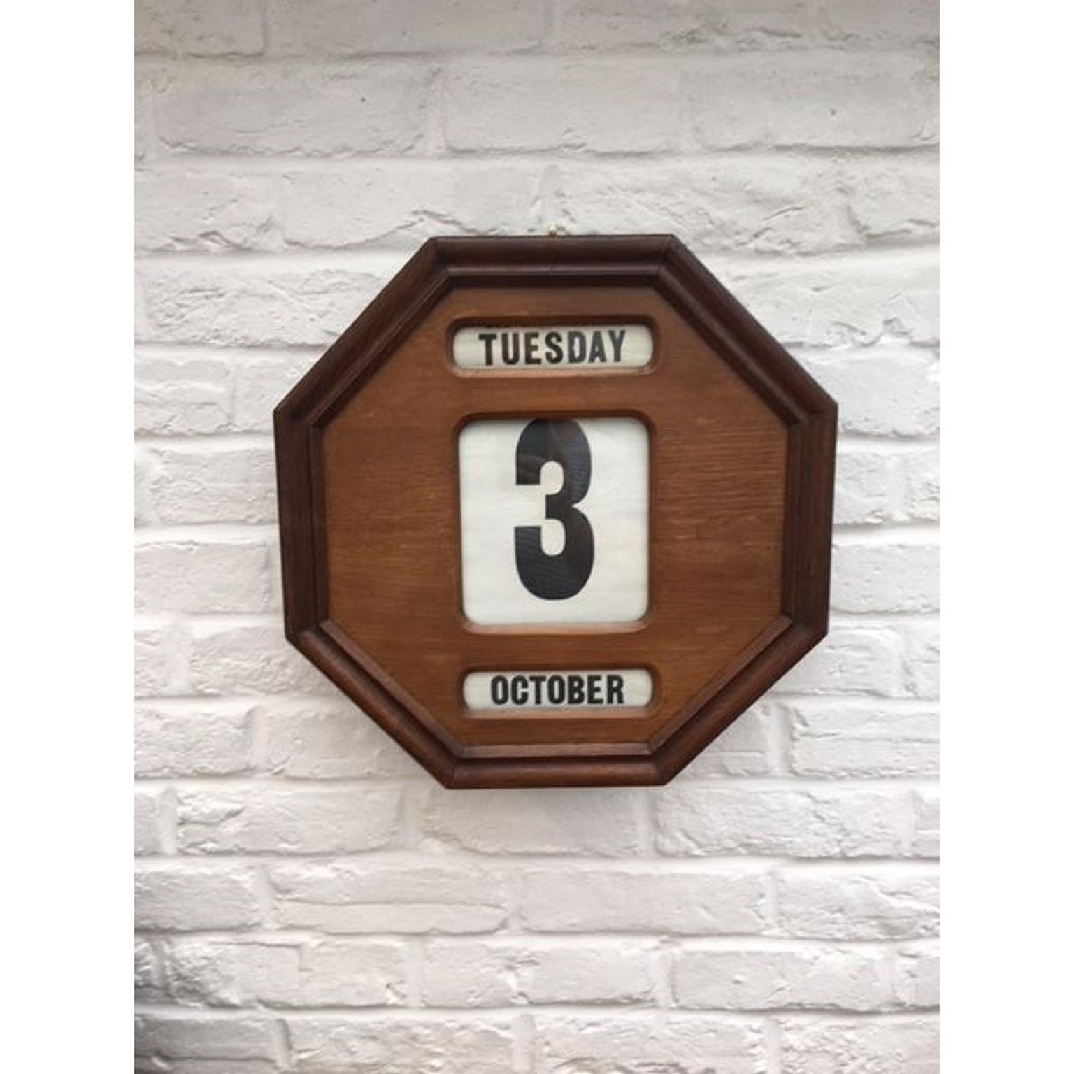 Beautiful Edwardian Mahogany Perpetual hexagonal wall calendar.

Wall mounted with original fabric spools, behind glazed panels, all 6 adjusters on each side are present and working, changing the day, date and month. Wood has a lovely patina. Good