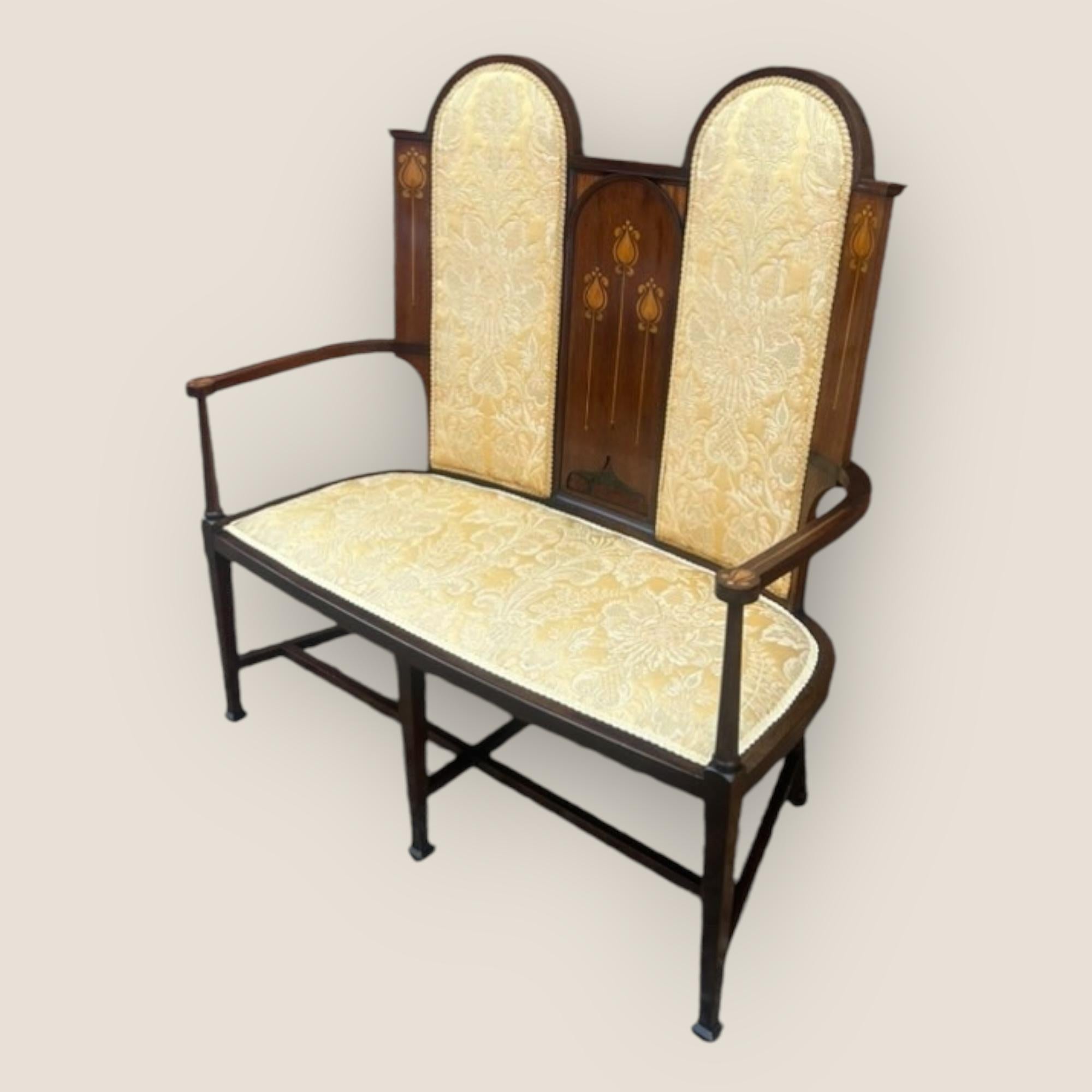 Edoardiano Divano Art Nouveau edoardiano in mogano e legno satinato intarsiato in vendita