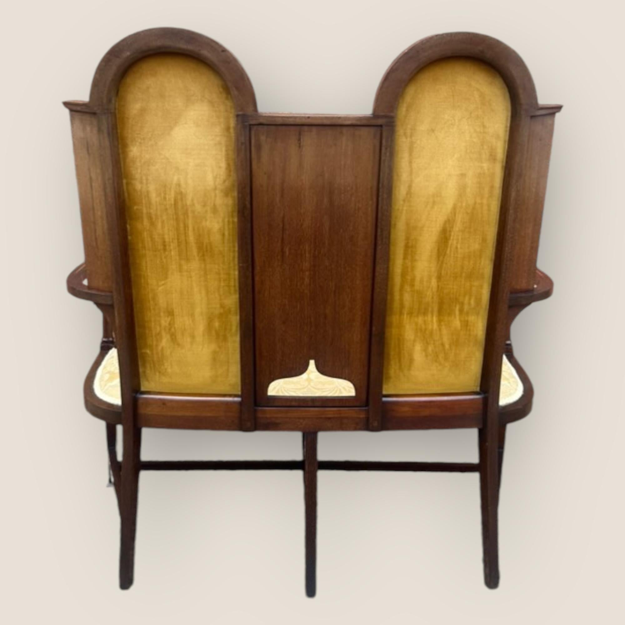 Britannico Divano Art Nouveau edoardiano in mogano e legno satinato intarsiato in vendita
