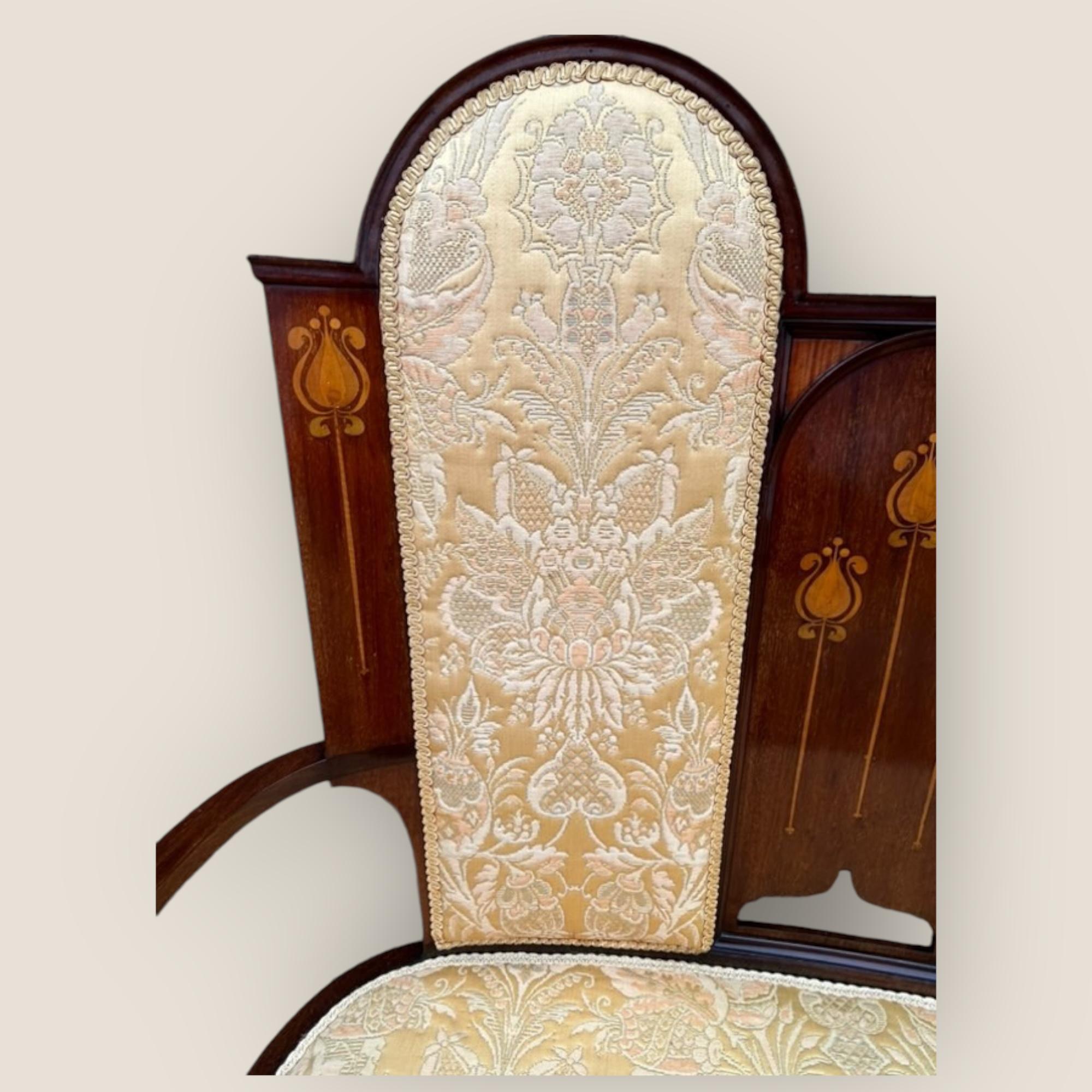 Divano Art Nouveau edoardiano in mogano e legno satinato intarsiato In condizioni buone in vendita a King's Lynn, GB
