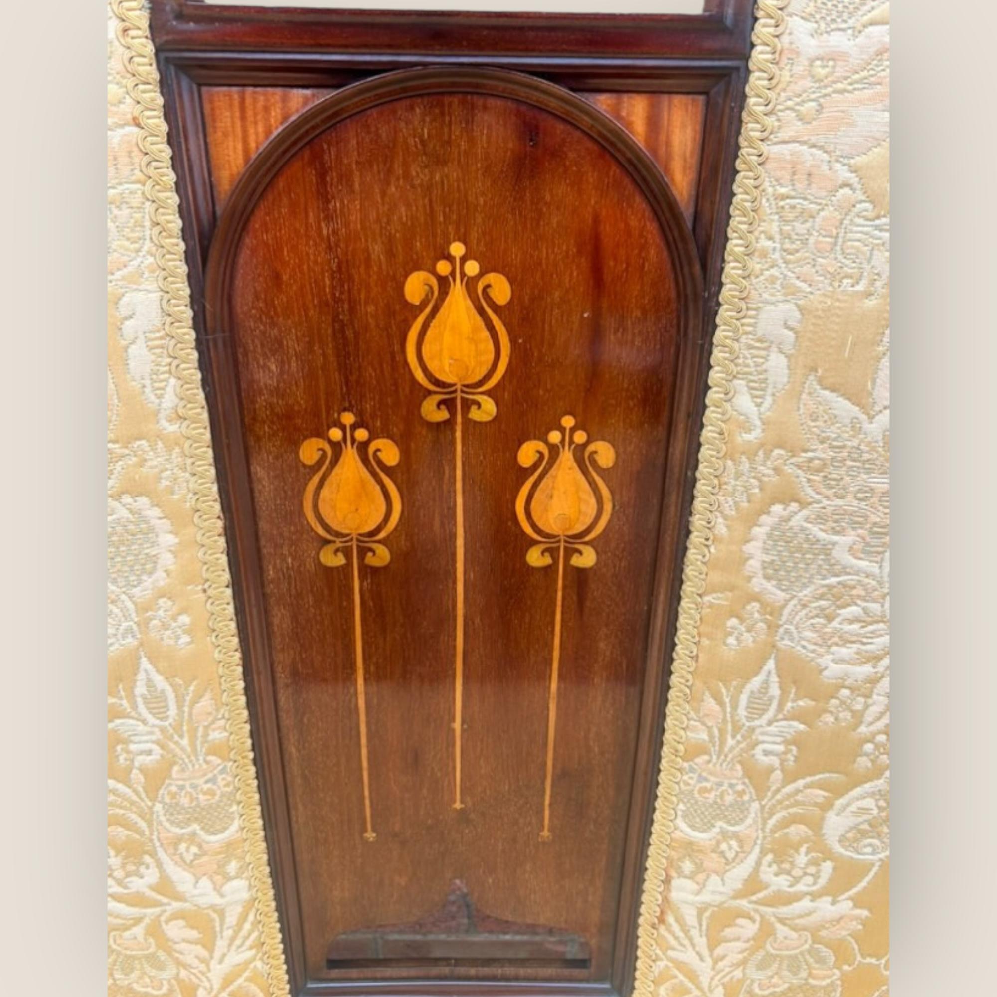 XIX secolo Divano Art Nouveau edoardiano in mogano e legno satinato intarsiato in vendita