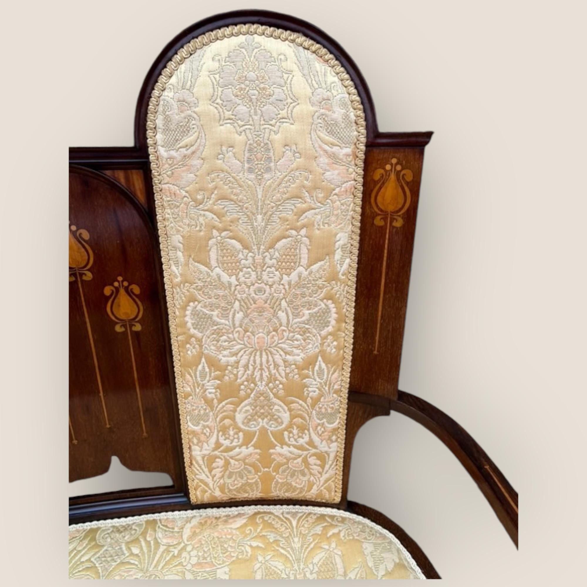 Mogano Divano Art Nouveau edoardiano in mogano e legno satinato intarsiato in vendita
