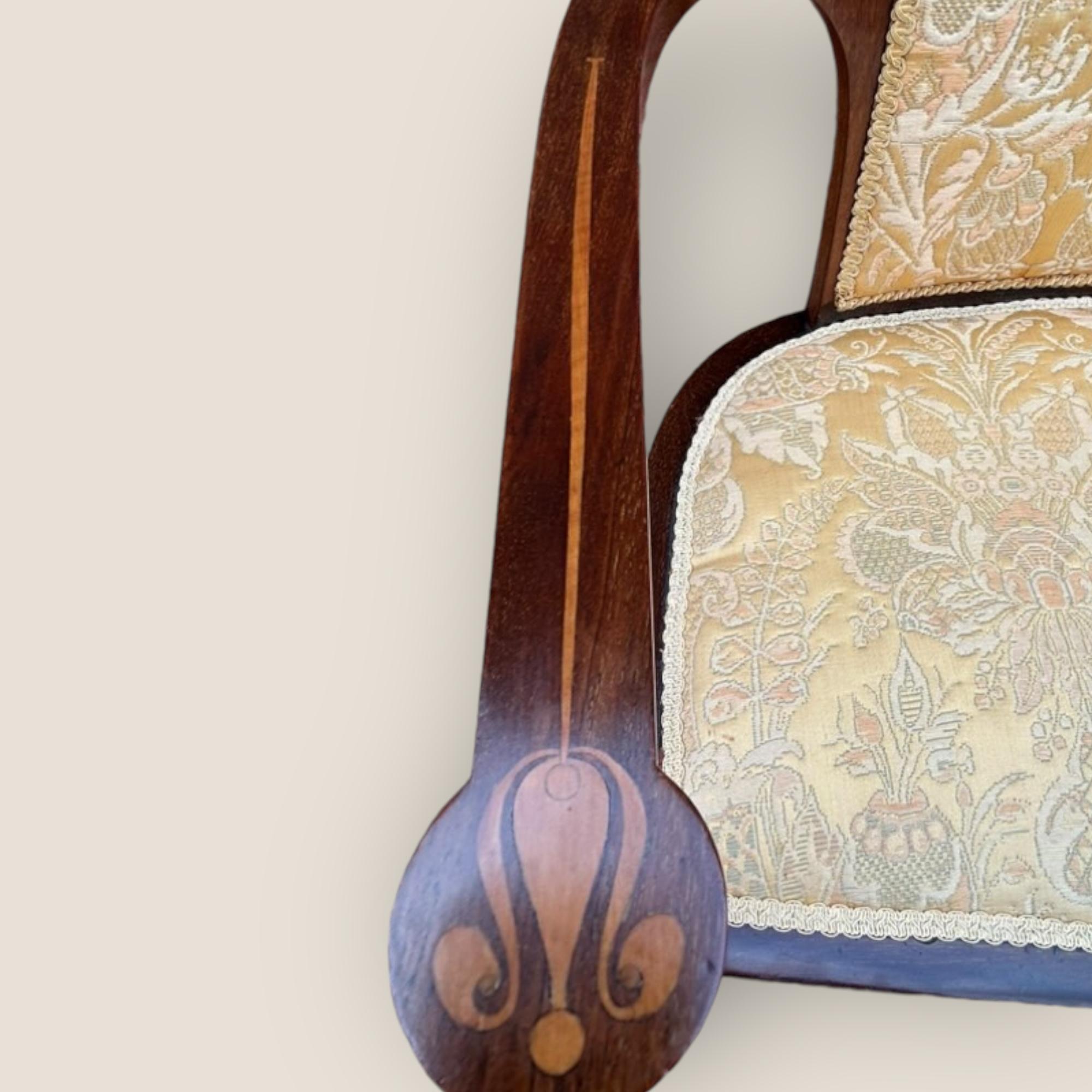 Divano Art Nouveau edoardiano in mogano e legno satinato intarsiato in vendita 1