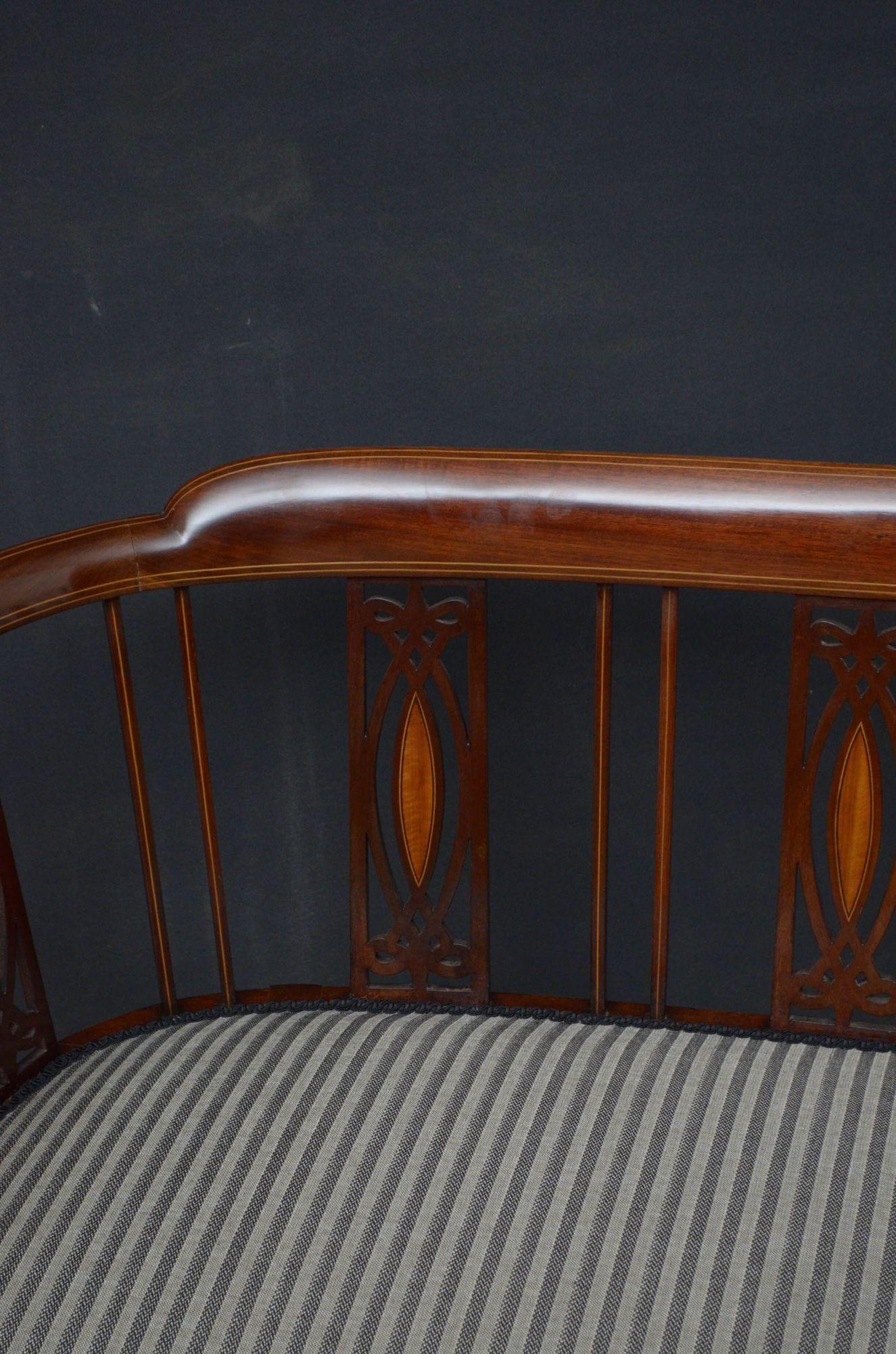 Edwardian Mahogany Settee In Good Condition For Sale In Whaley Bridge, GB