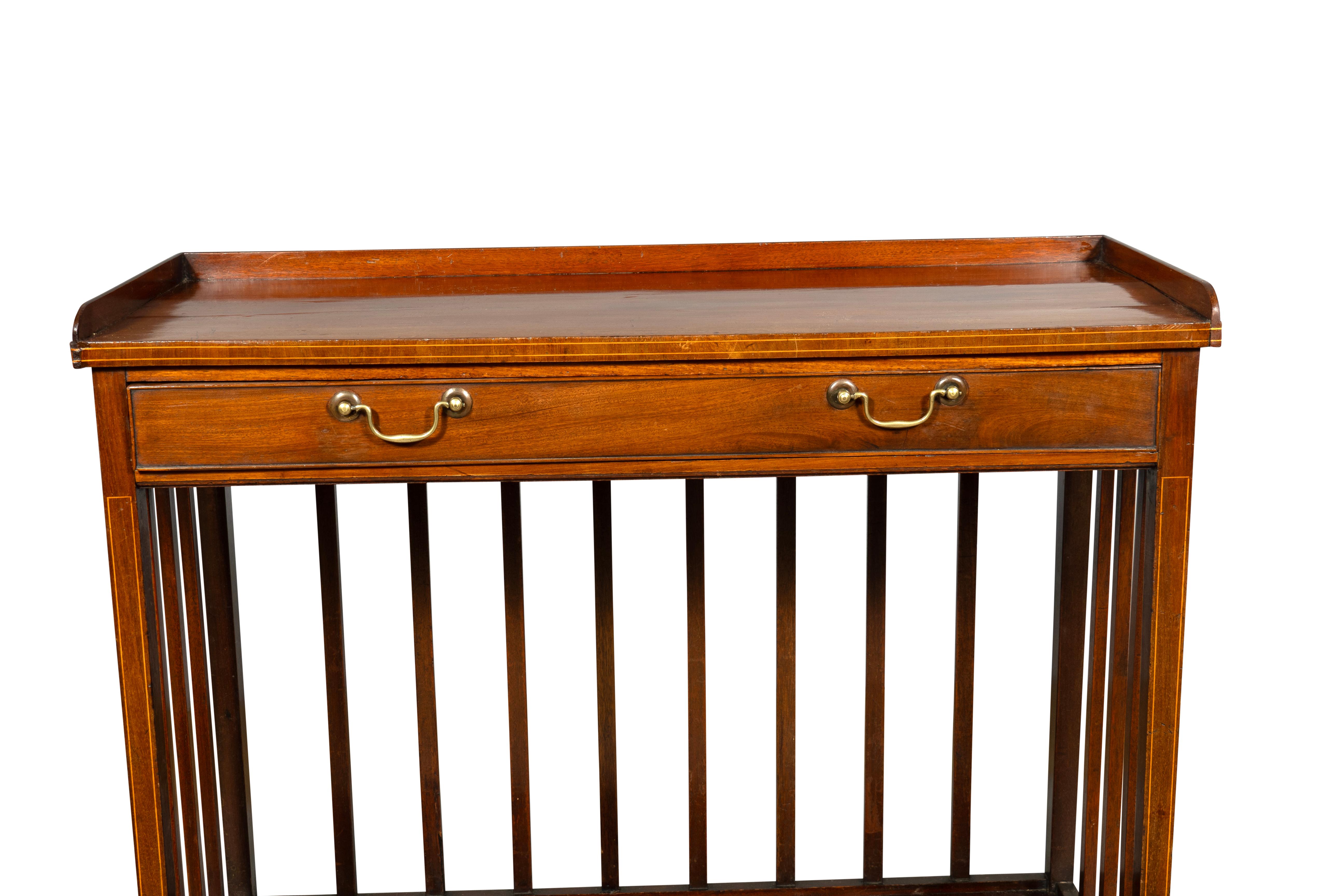 Table d'appoint en acajou de style édouardien en vente 3