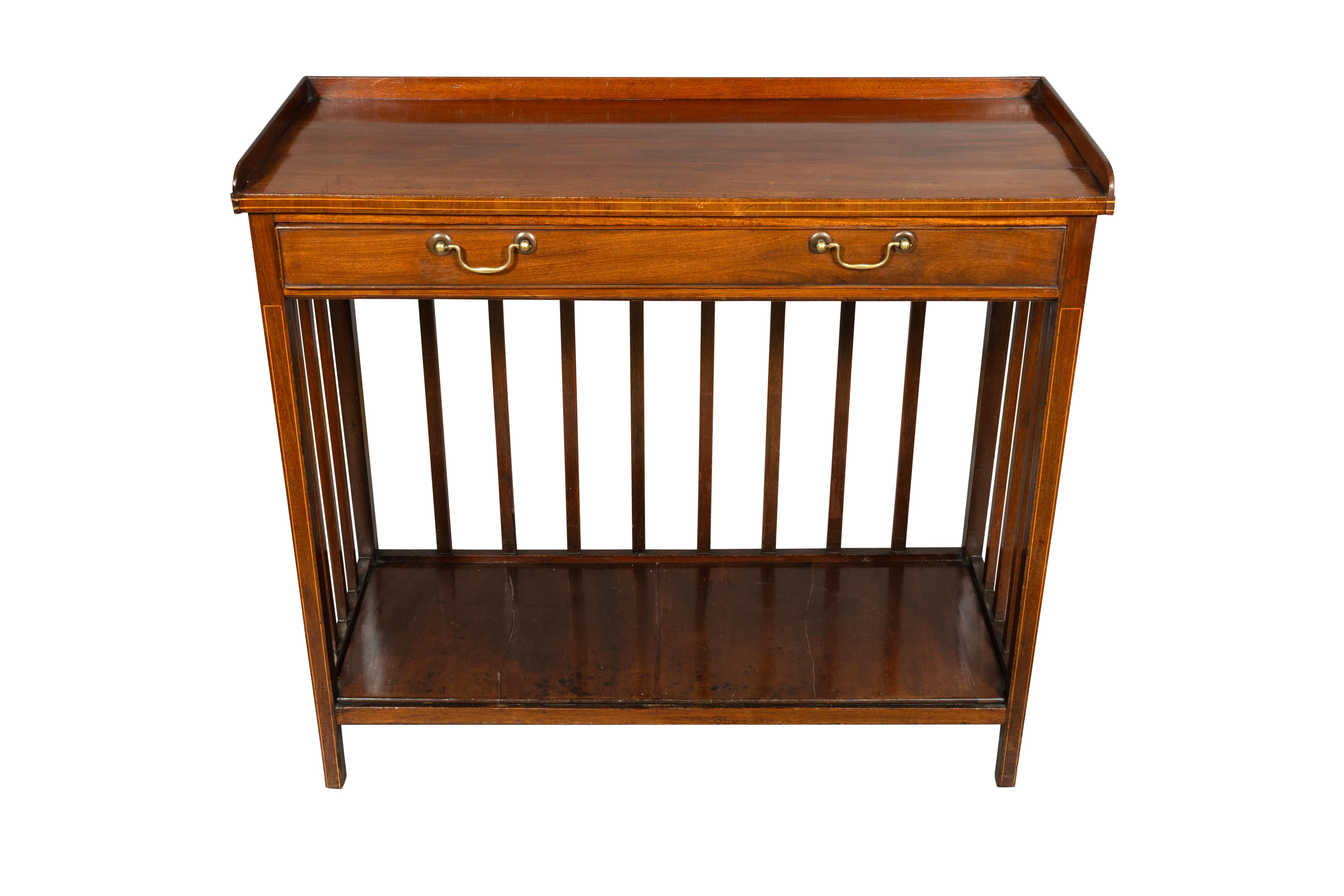 Édouardien Table d'appoint en acajou de style édouardien en vente