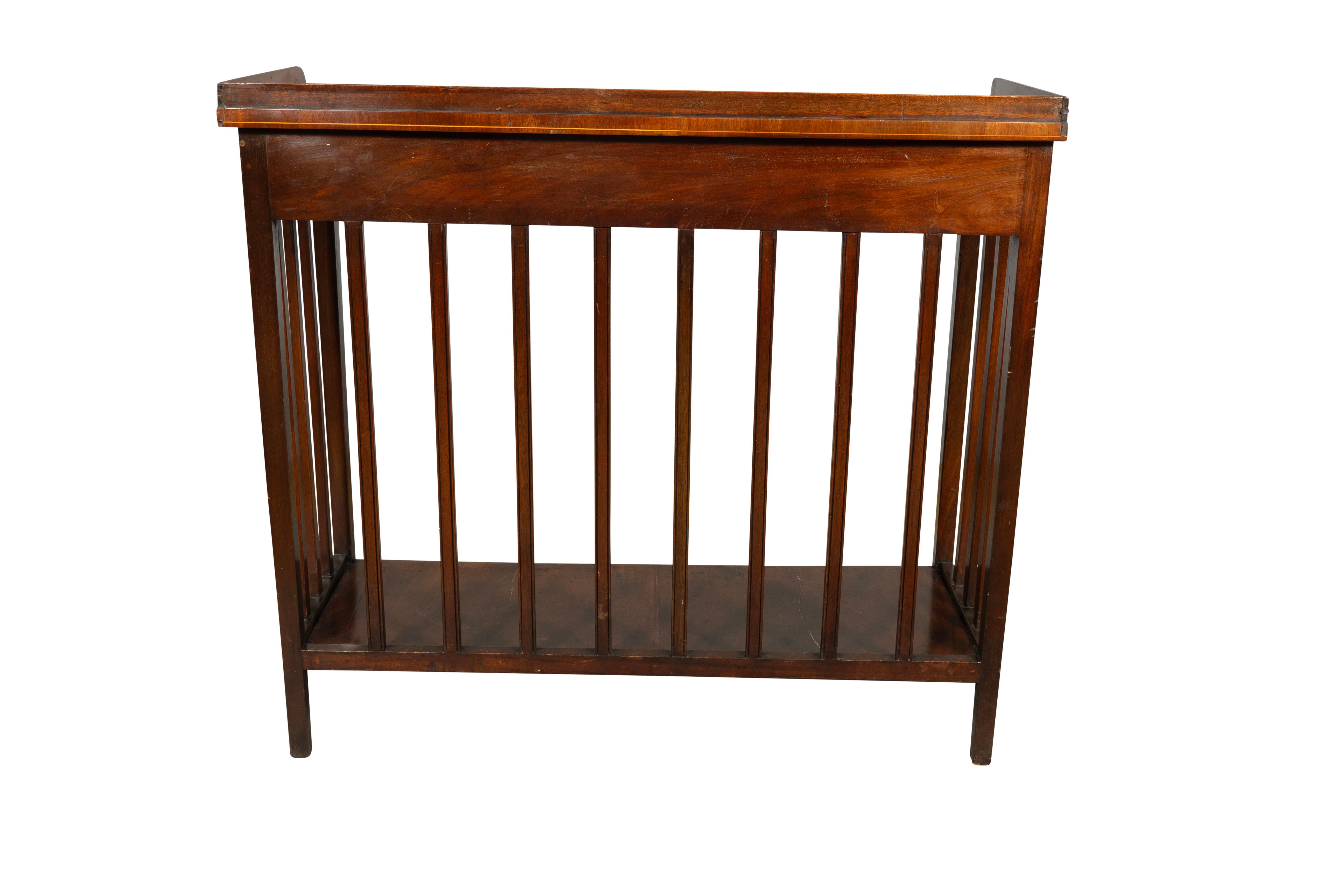 Table d'appoint en acajou de style édouardien Bon état - En vente à Essex, MA