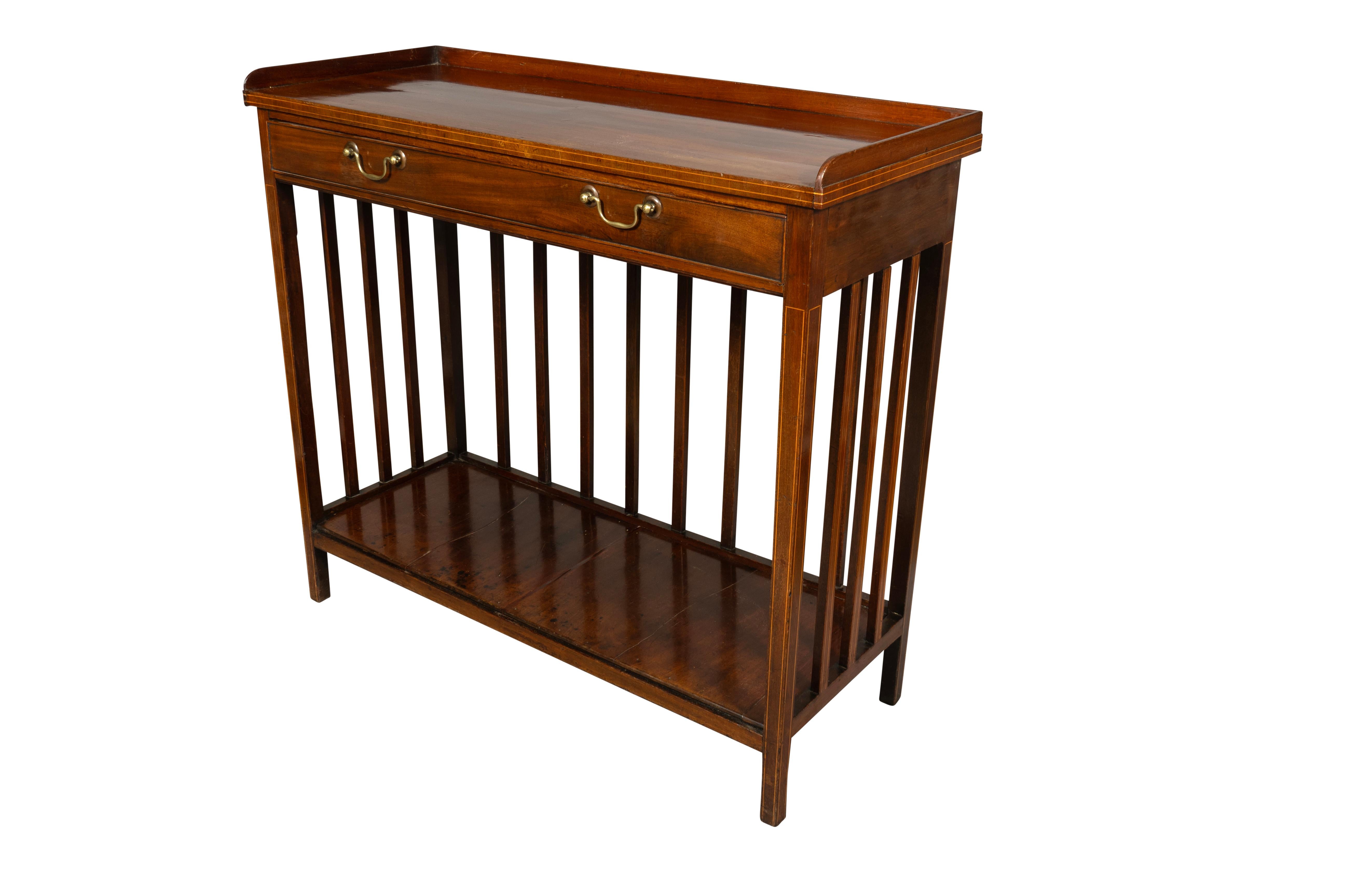 Laiton Table d'appoint en acajou de style édouardien en vente