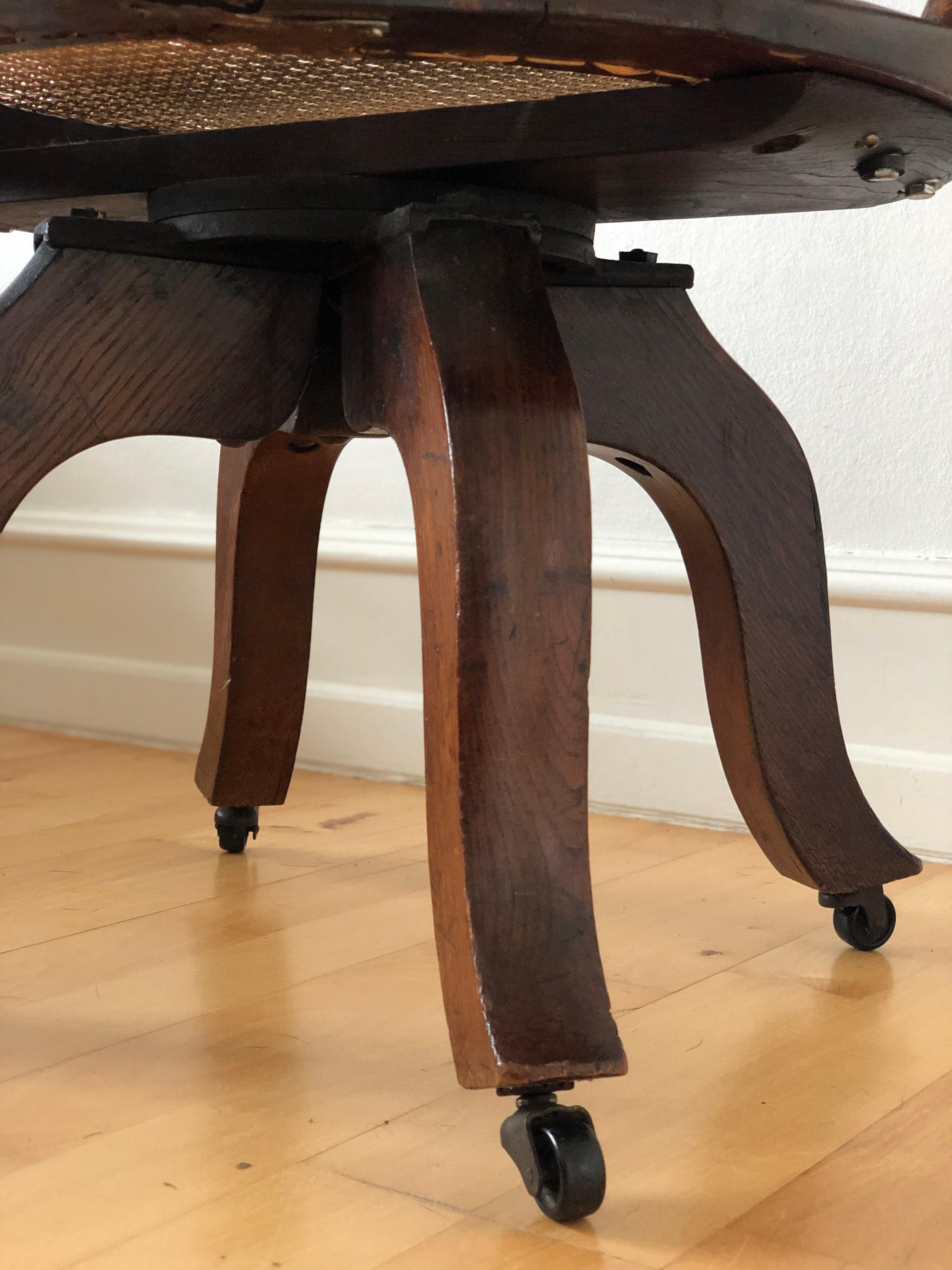 Edwardian Mahogany Swivel Desk Chair on Castors Early 20th Century United Kingdo In Good Condition In Sakskøbing, DK