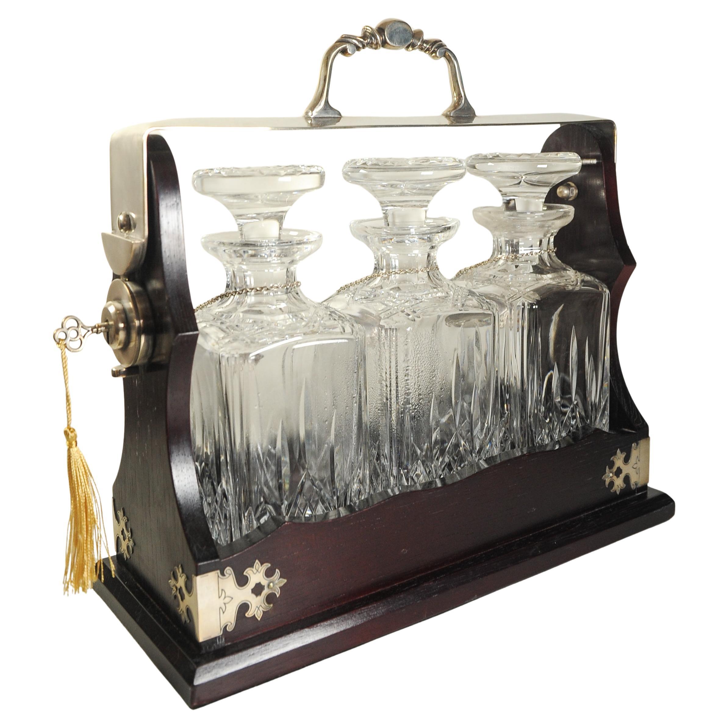 Edwardian Mahagoni Tantalus mit einem Satz von drei geschliffenen Glaskaraffen mit kreisförmigen Stöpseln, jeweils mit einem Silber Drink Collars Brandy / Whisky / Port

Kommt mit einem funktionierenden Schlüssel mit einer Seide Gold Quaste.




