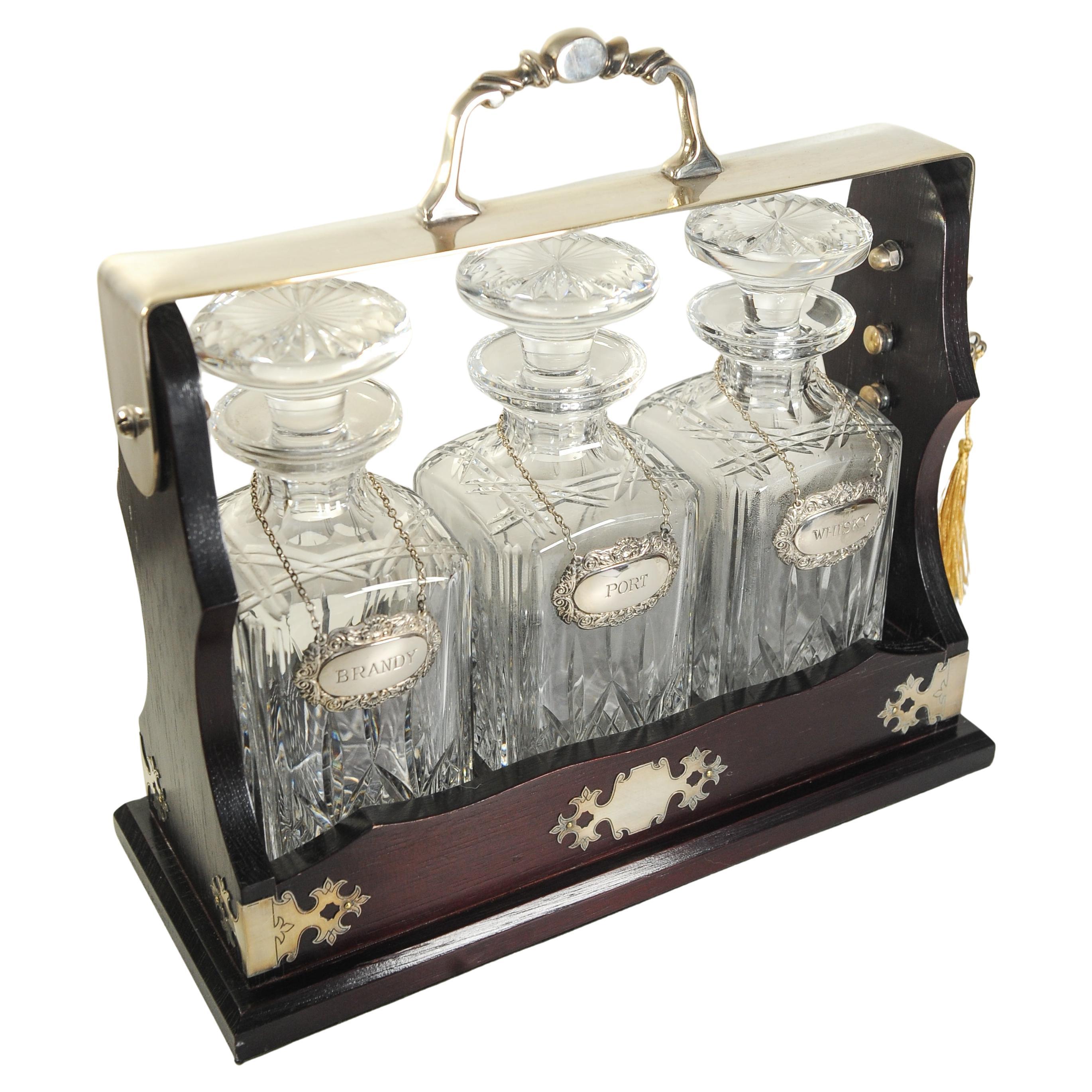 Tantale en acajou de l'époque édouardienne avec un ensemble de trois carafes en verre taillé avec clé