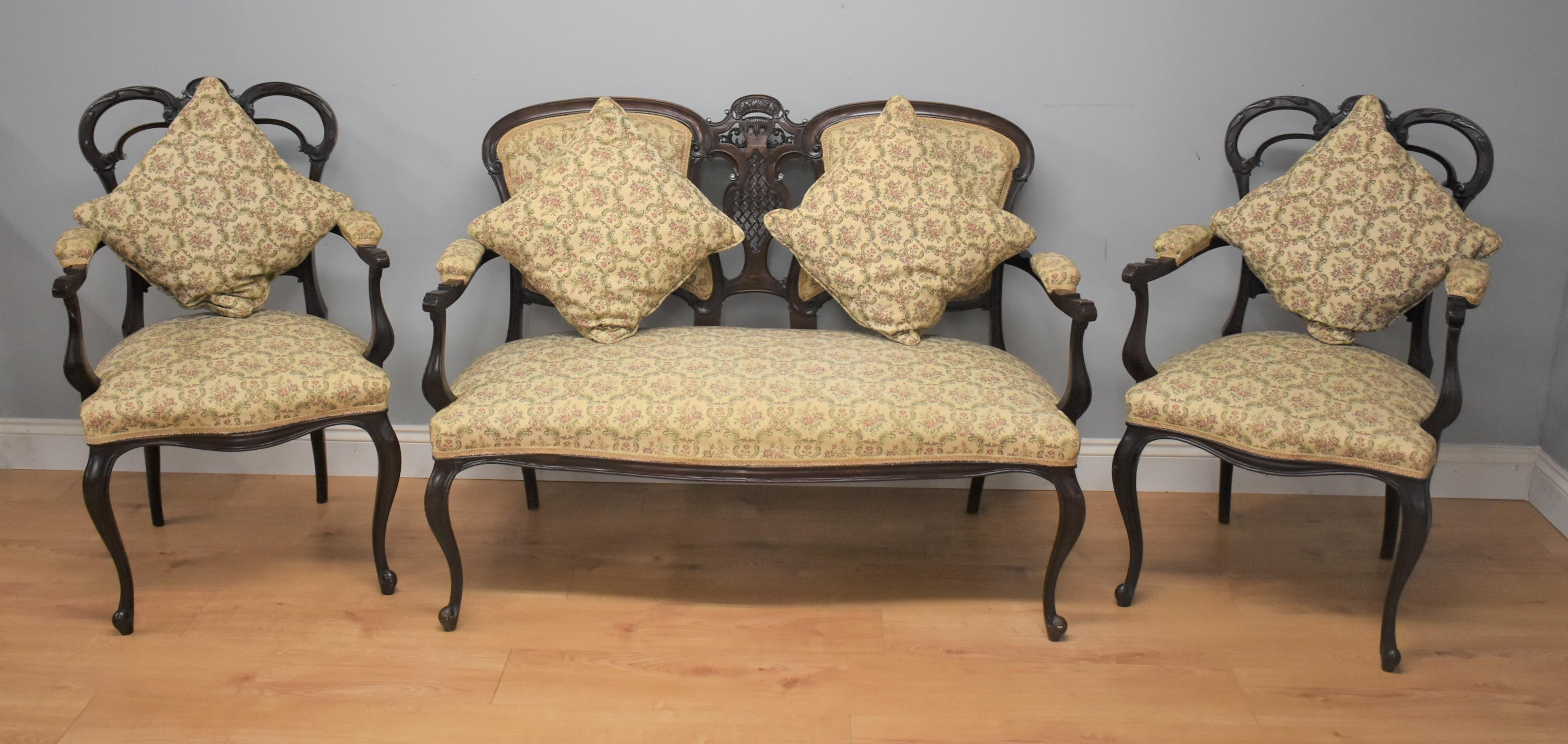 Edwardian mahogany three-piece salon suite comprising a two seat settee and two elbow chairs all with pierced back and standing on cabriol legs.

Measures: Settee width 46