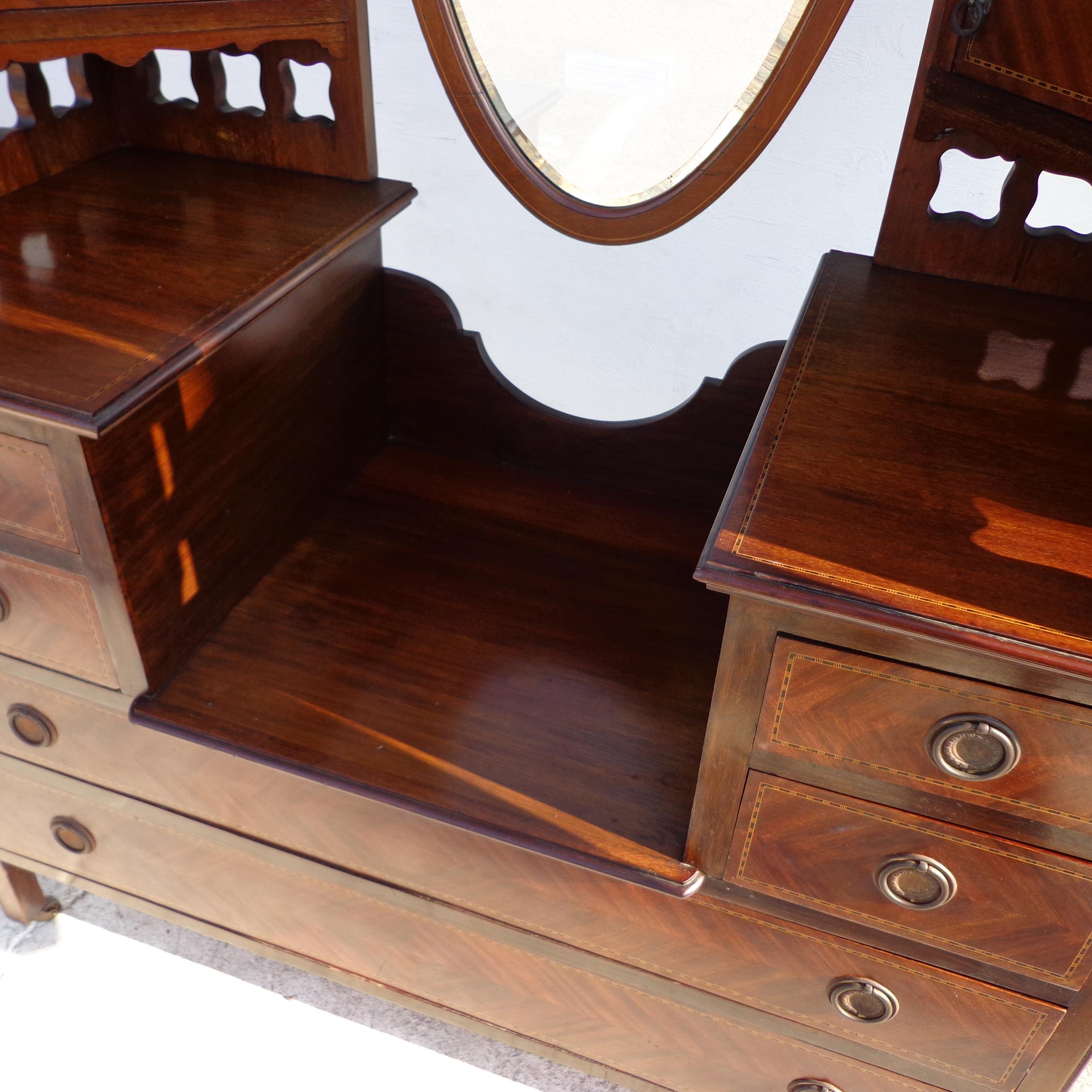 Edwardian Mahogany Triple Mirror Vanity Dresser In Good Condition For Sale In Pasadena, TX