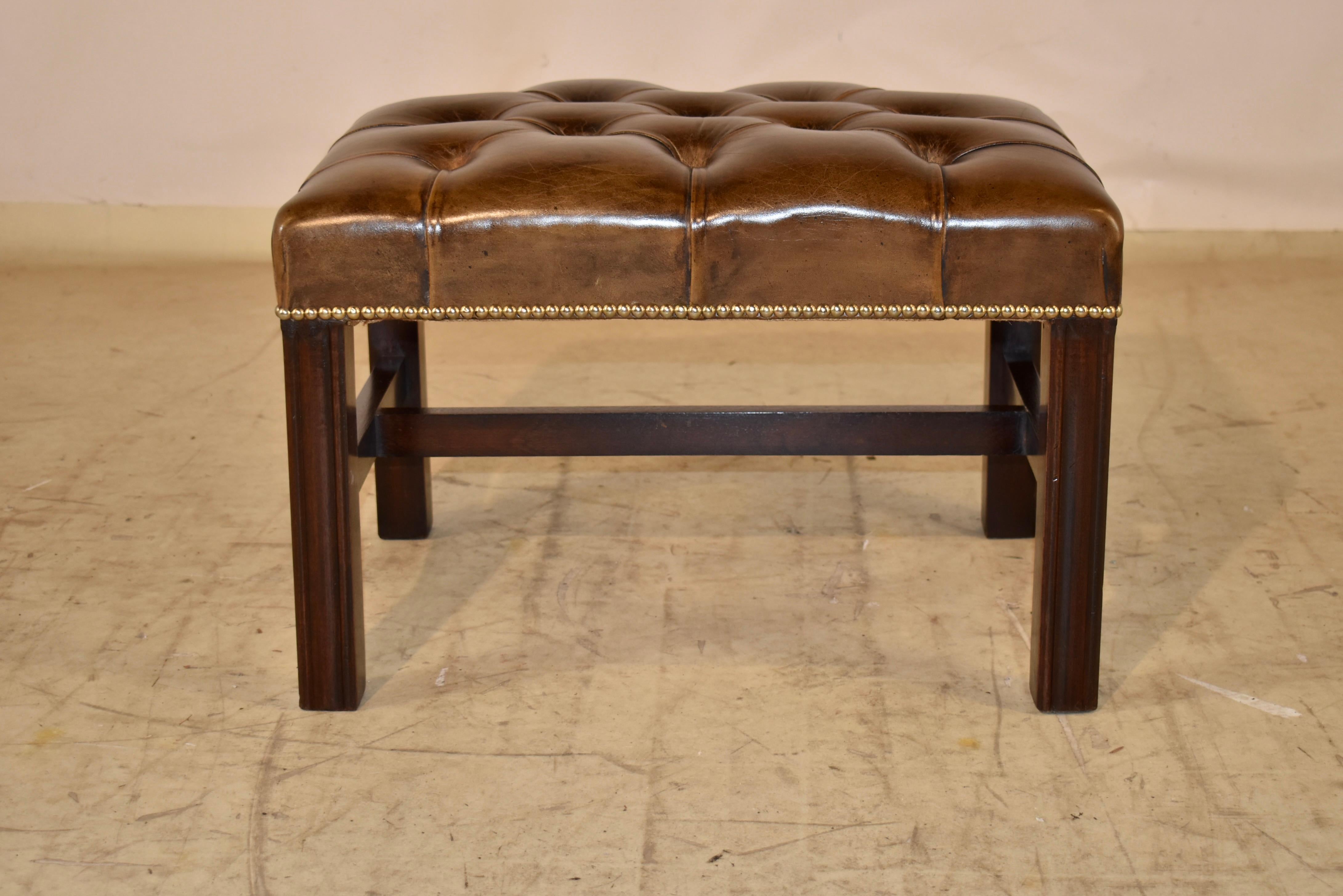 CIRCA 1920er Jahre Edwardianischer Hocker aus England.  Die Sitzfläche ist mit braunem, getuftetem Leder bezogen und mit Messingnägeln verziert, die das Design noch interessanter machen.  Das Gestell des Hockers ist im Chippendale-Stil gehalten und