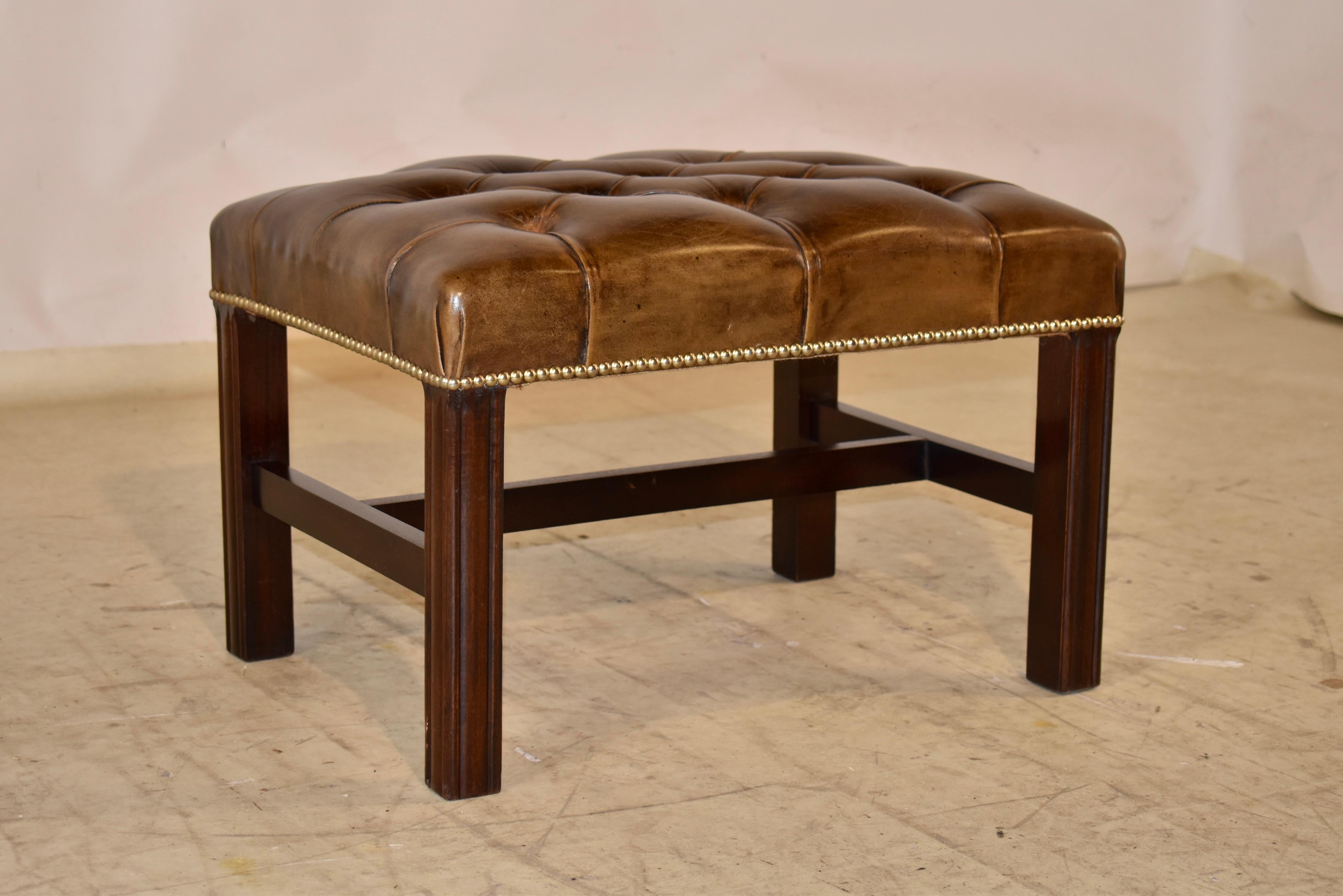 Edwardianischer Hocker aus getuftetem Leder in Mahagoni (Englisch) im Angebot