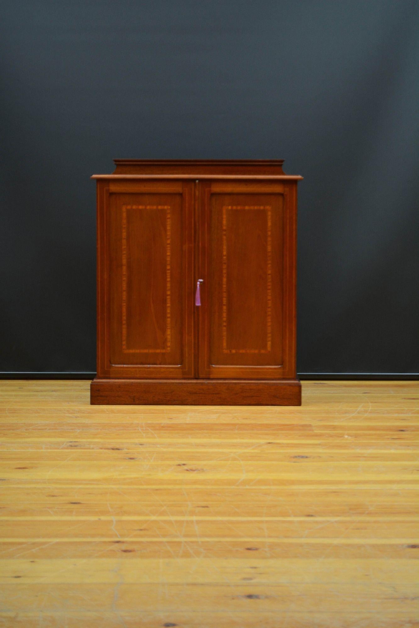 Sn5618 English Edwardian early XXth century sideboard in mahogany, having shaped, carved and moulded upstand to the back above a figured mahogany top with crossbanded and moulded edge and a pair of panelled and crossbanded doors fitted with a