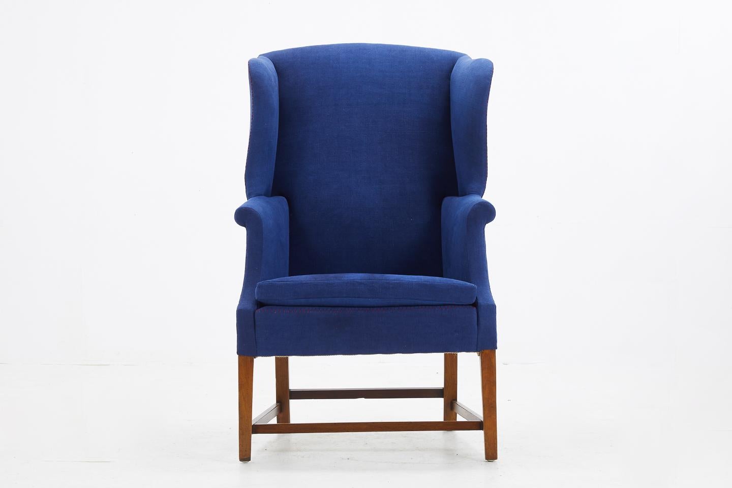 Edwardian mahogany wing armchair.

Measure: Seat depth 48cm.