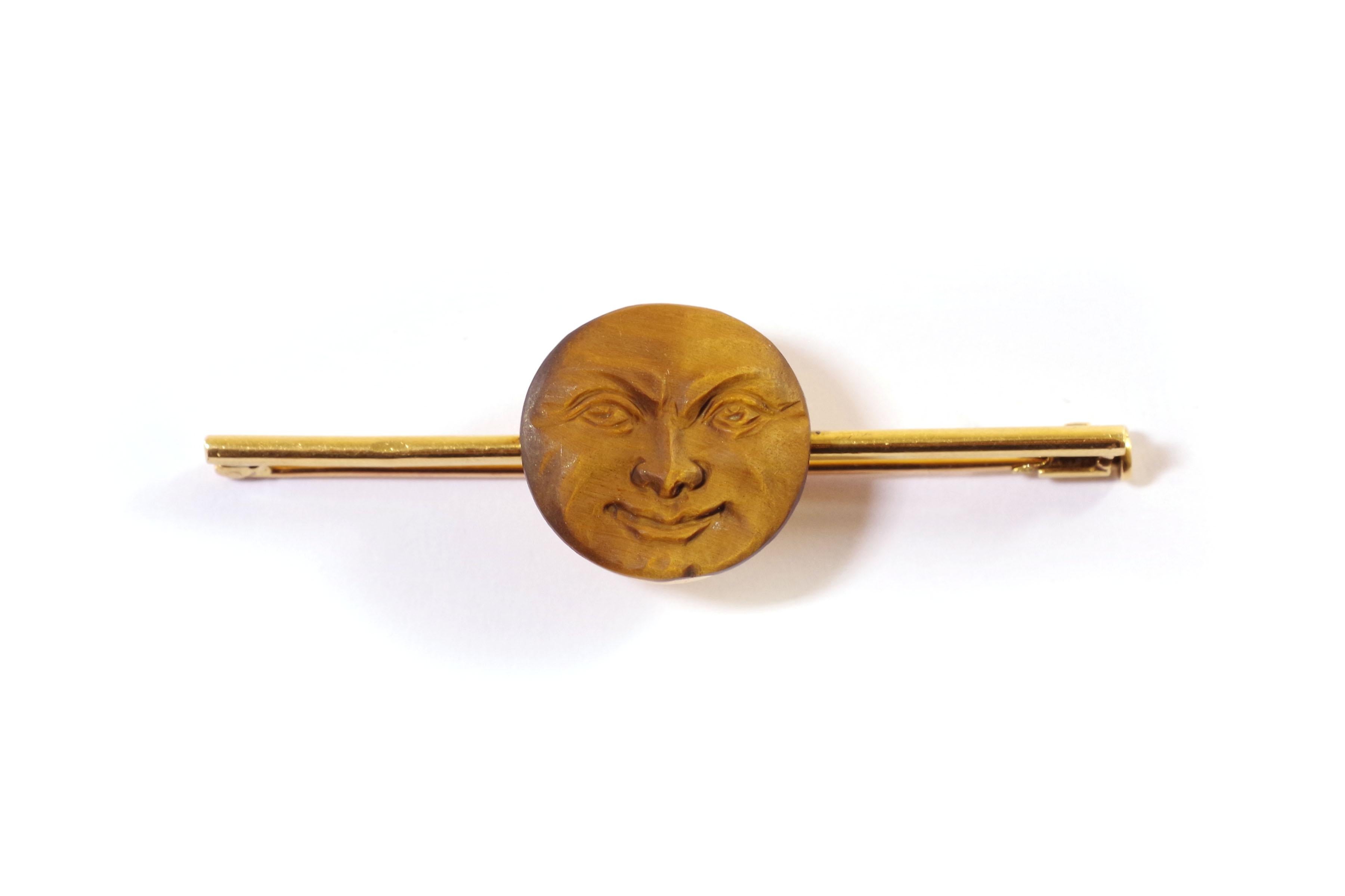 Edwardian Man in the moon brooch in yellow gold 18 karats. Brooch decorated with an important cabochon of  