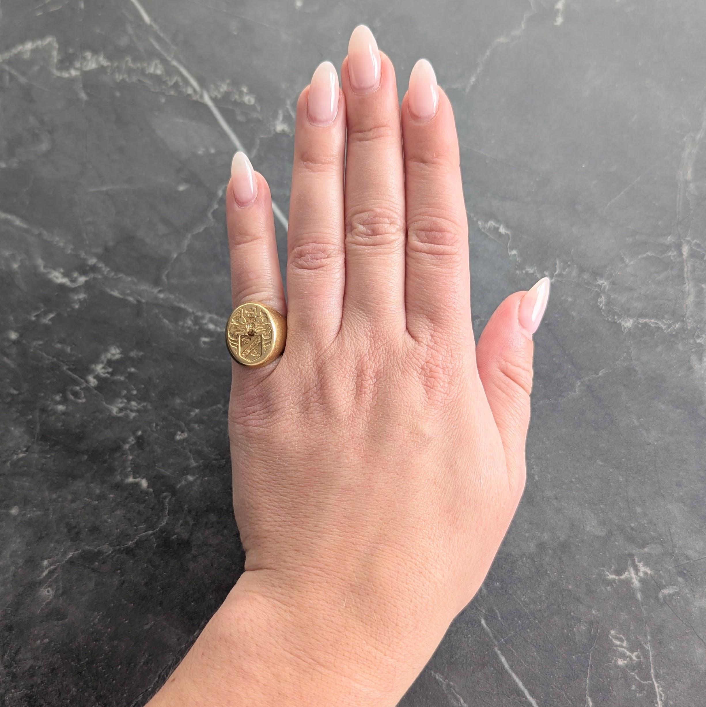 Al centro una faccia di firma di forma ovale al centro di un'incisione di uno stemma araldico
Raffigurazione di uno scudo bisecolare con corna al di sotto di una corona con stendardo a scorrimento
Il banner viene mostrato mentre viene afferrato da