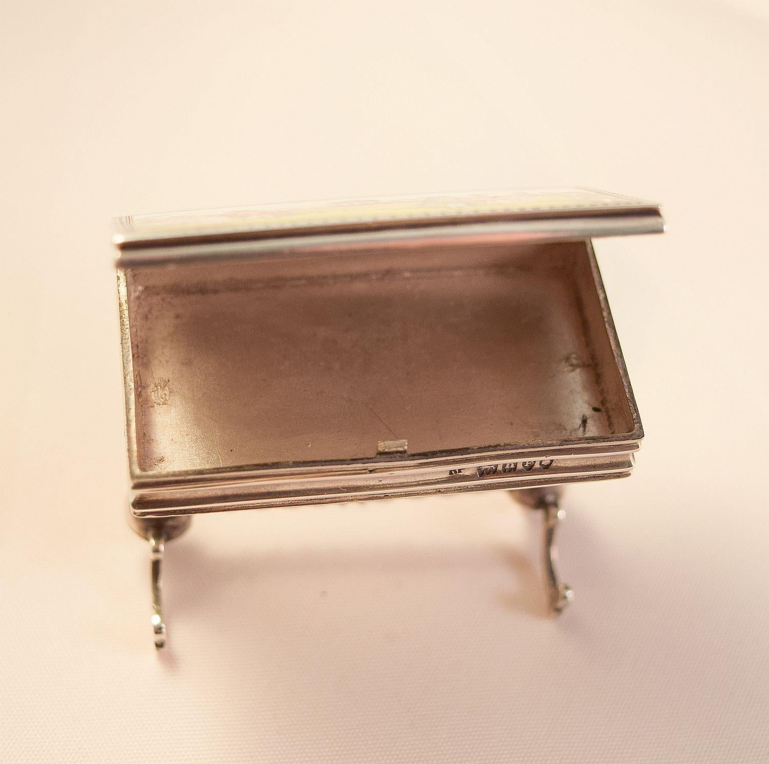 Edwardian Miniature Silber und Emaille Box in der Form eines Tisches 1903 im Angebot 6