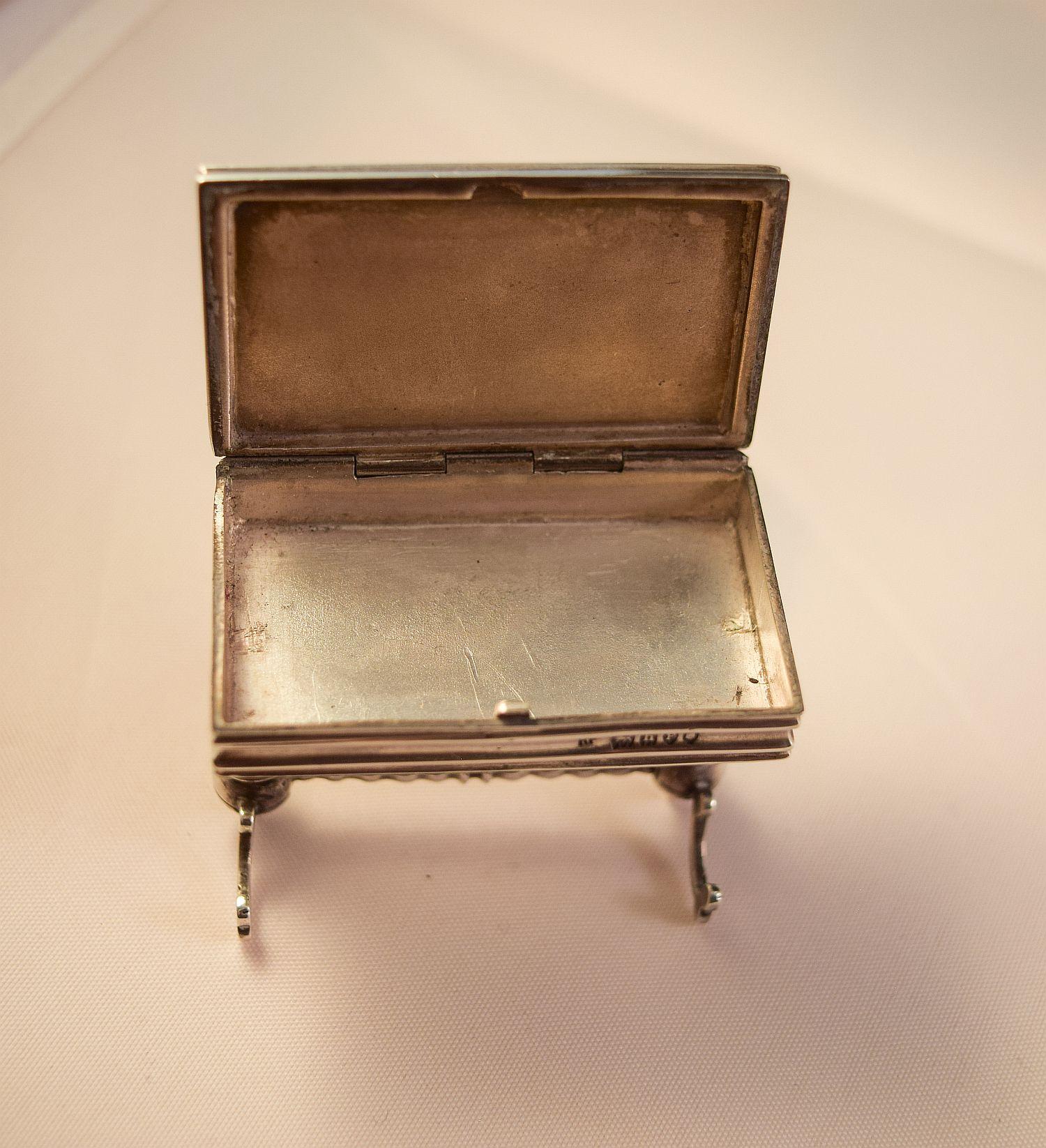 Boîte miniature édouardienne en argent et émail en forme de table 1903 en vente 7