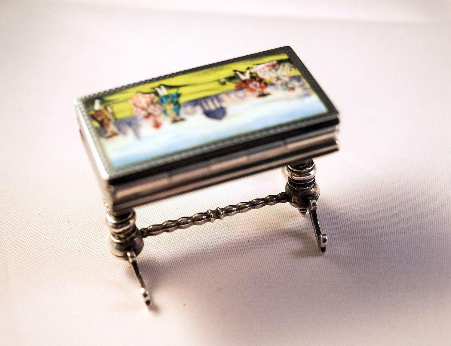 Boîte miniature édouardienne en argent et émail en forme de table 1903 en vente 9