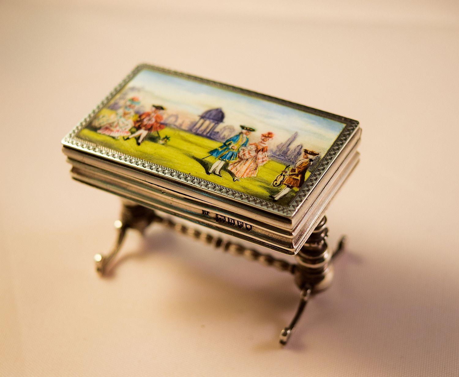 Edwardian Miniature Silber und Emaille Box in der Form eines Tisches 1903 im Zustand „Gut“ im Angebot in London, GB